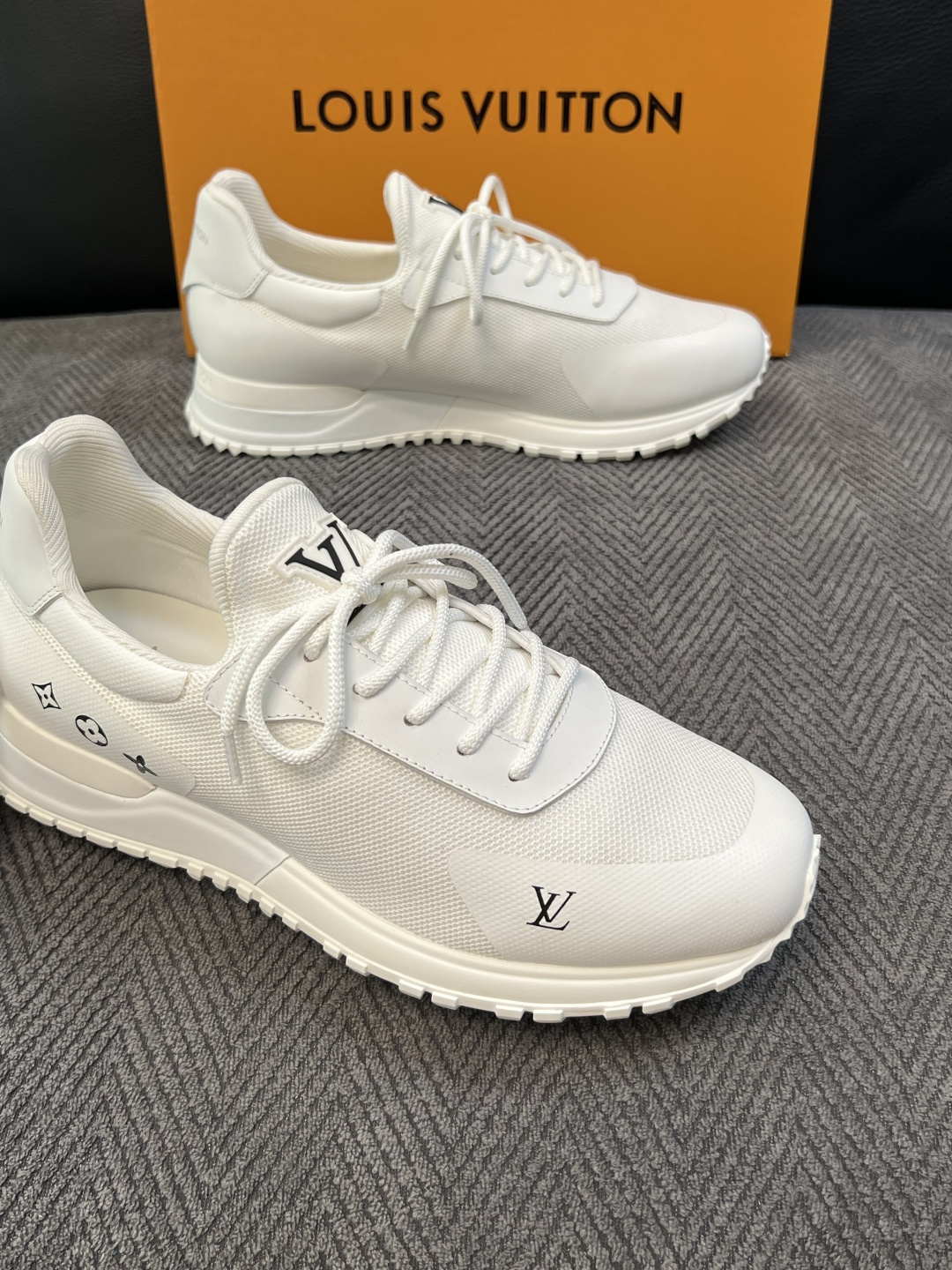 Lv  高品质  顶级工艺品  路易威登，运动板鞋专柜同步，鞋面意大利进口飞织面料，高品质拼接缤纷色彩复杂工艺品，进口牛