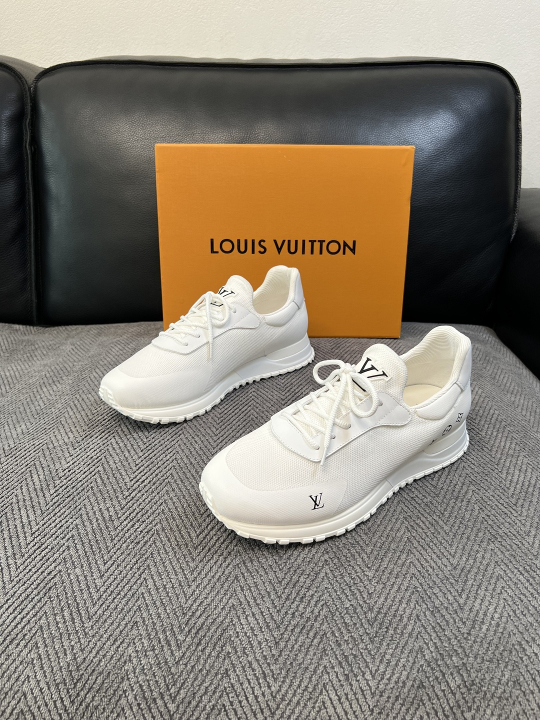 Lv  高品质  顶级工艺品  路易威登，运动板鞋专柜同步，鞋面意大利进口飞织面料，高品质拼接缤纷色彩复杂工艺品，进口牛