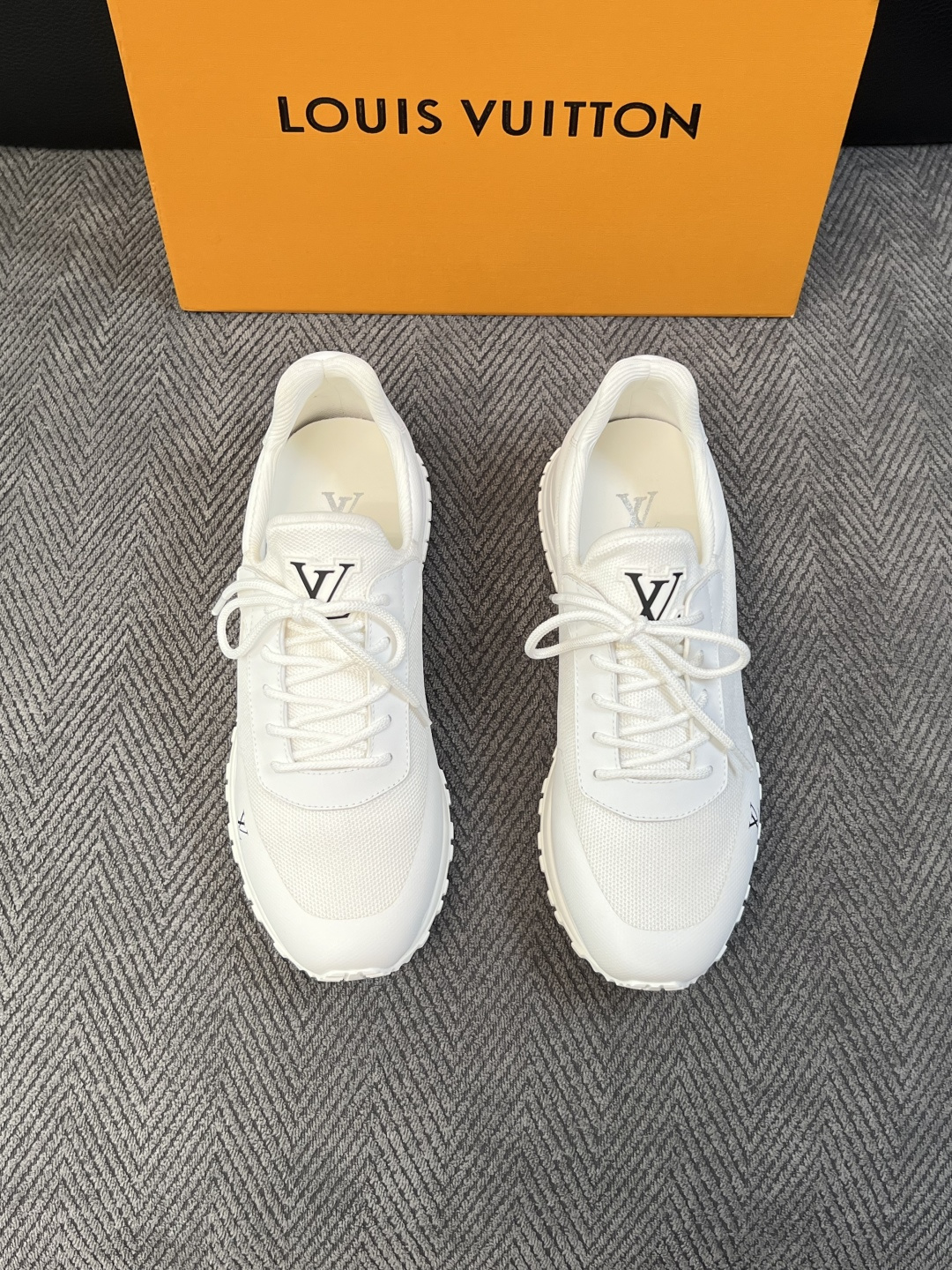 Lv  高品质  顶级工艺品  路易威登，运动板鞋专柜同步，鞋面意大利进口飞织面料，高品质拼接缤纷色彩复杂工艺品，进口牛