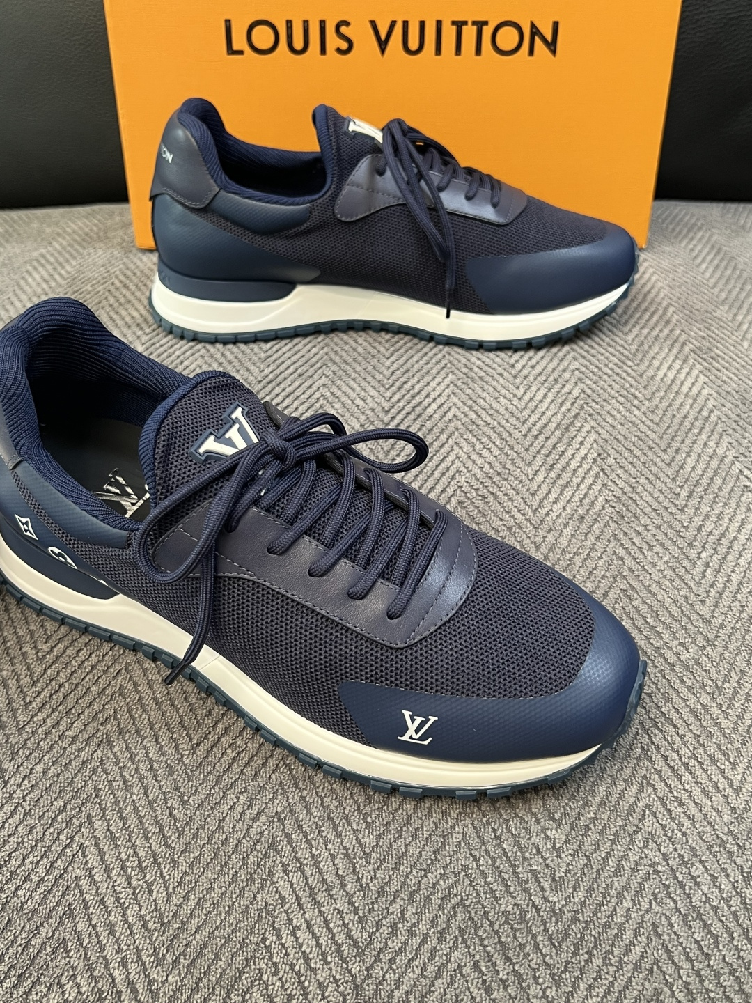 Lv  高品质  顶级工艺品  路易威登，运动板鞋专柜同步，鞋面意大利进口飞织面料，高品质拼接缤纷色彩复杂工艺品，进口牛