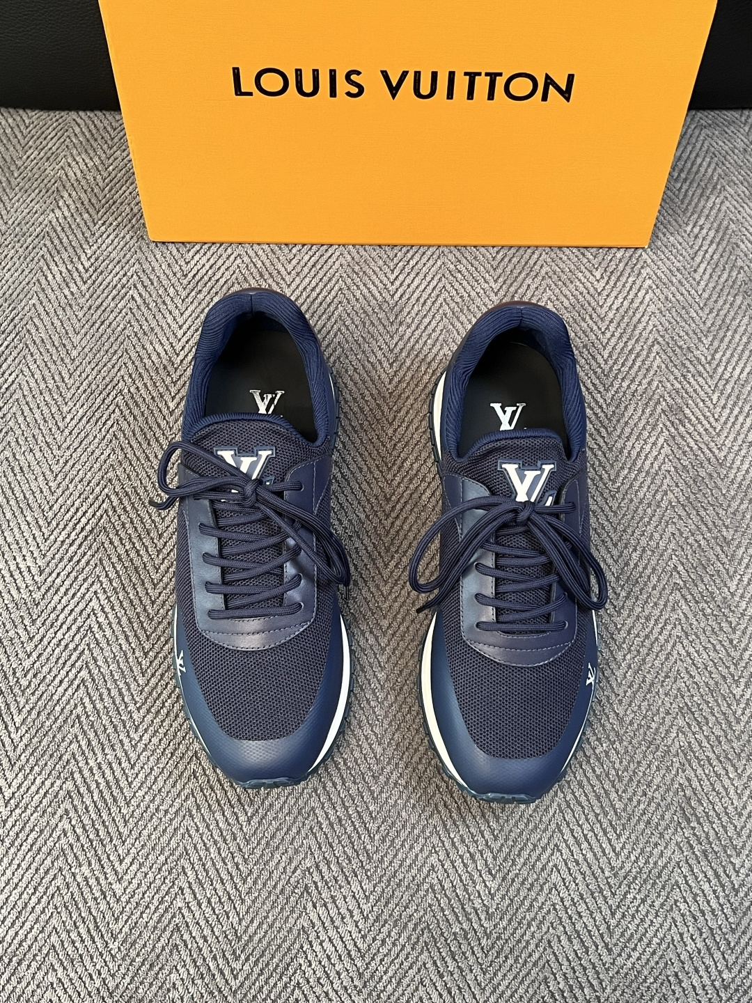 Lv  高品质  顶级工艺品  路易威登，运动板鞋专柜同步，鞋面意大利进口飞织面料，高品质拼接缤纷色彩复杂工艺品，进口牛