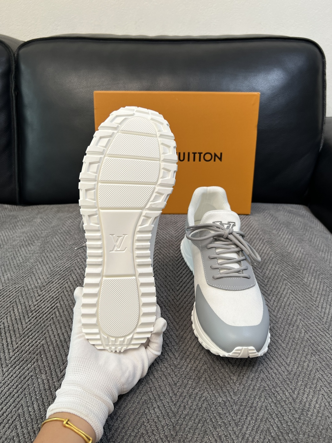 Lv  高品质  顶级工艺品  路易威登，运动板鞋专柜同步，鞋面意大利进口飞织面料，高品质拼接缤纷色彩复杂工艺品，进口牛