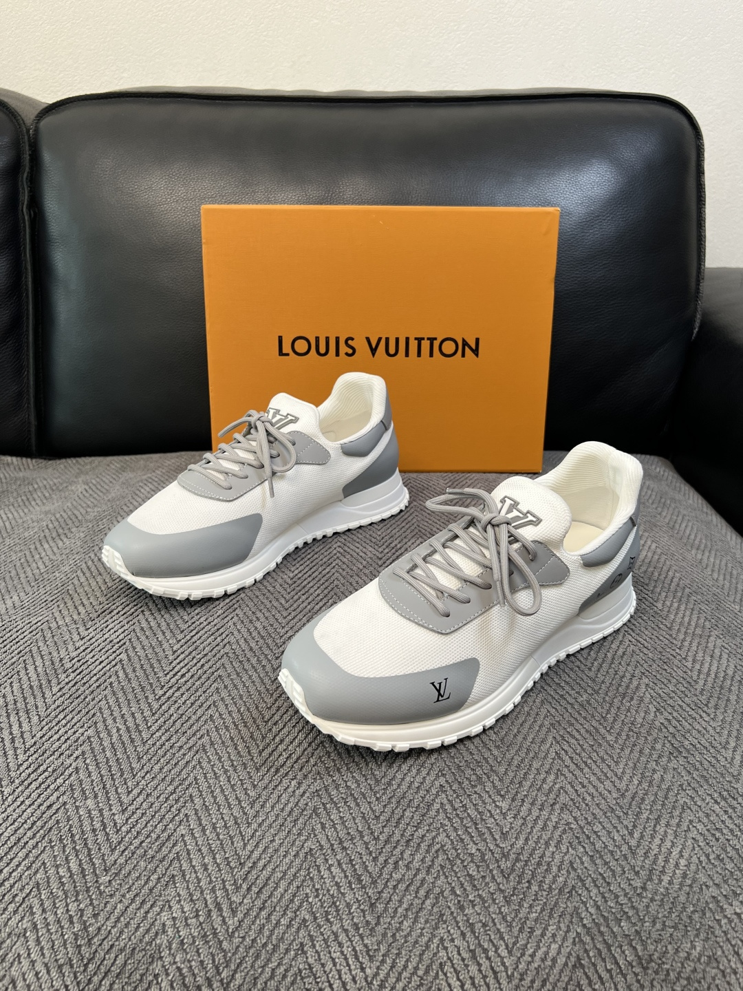 Lv  高品质  顶级工艺品  路易威登，运动板鞋专柜同步，鞋面意大利进口飞织面料，高品质拼接缤纷色彩复杂工艺品，进口牛