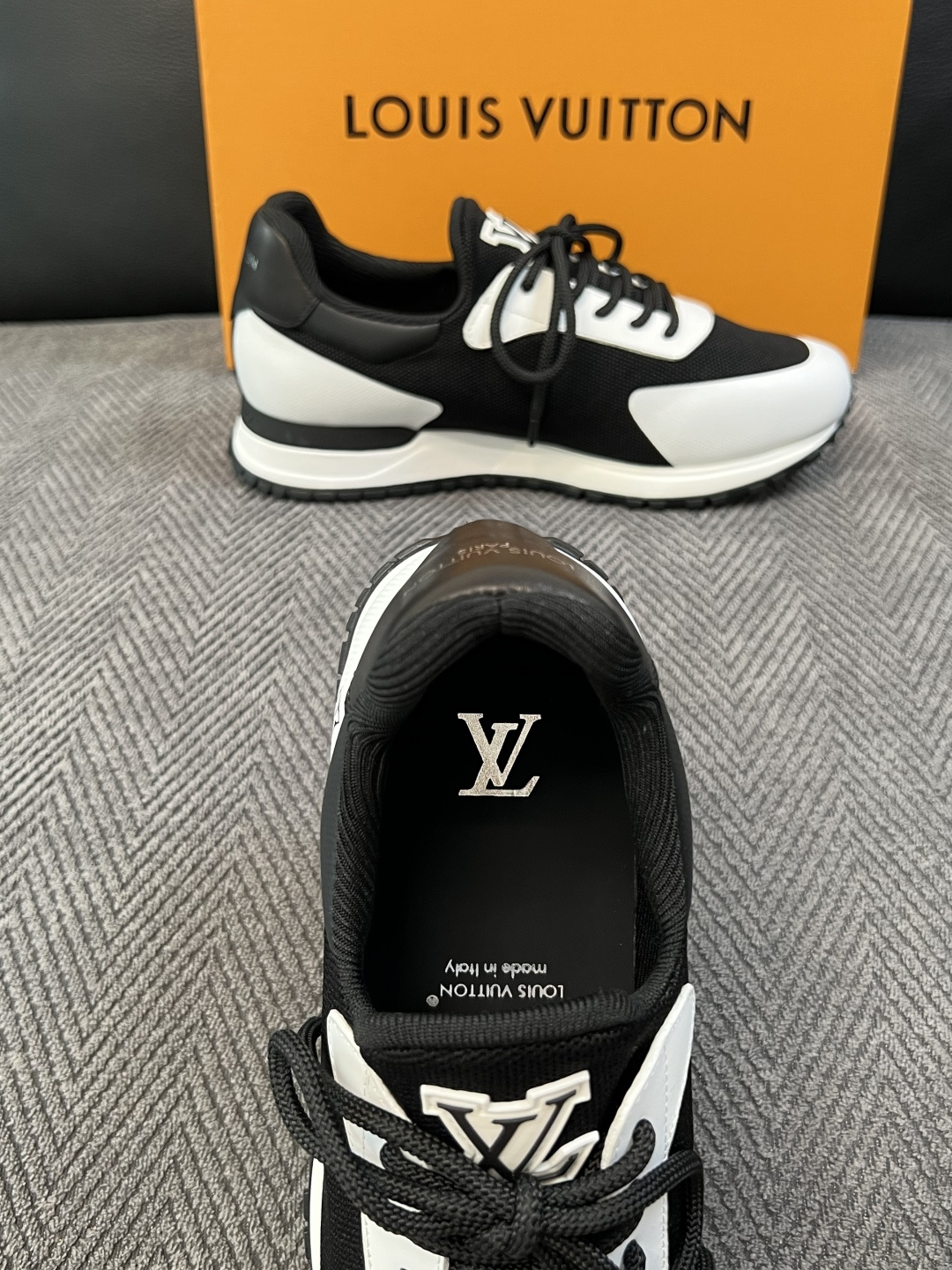 Lv  高品质  顶级工艺品  路易威登，运动板鞋专柜同步，鞋面意大利进口飞织面料，高品质拼接缤纷色彩复杂工艺品，进口牛