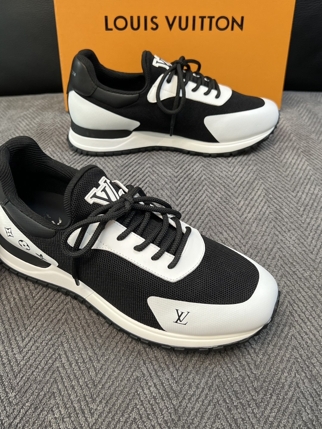 Lv  高品质  顶级工艺品  路易威登，运动板鞋专柜同步，鞋面意大利进口飞织面料，高品质拼接缤纷色彩复杂工艺品，进口牛