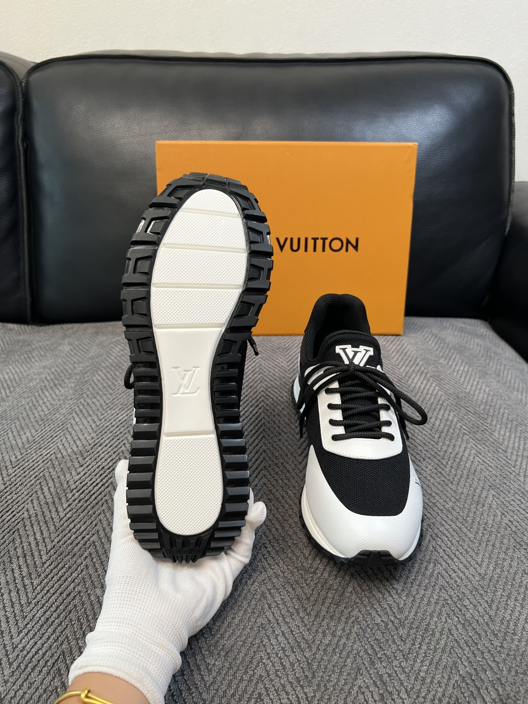 Lv  高品质  顶级工艺品  路易威登，运动板鞋专柜同步，鞋面意大利进口飞织面料，高品质拼接缤纷色彩复杂工艺品，进口牛