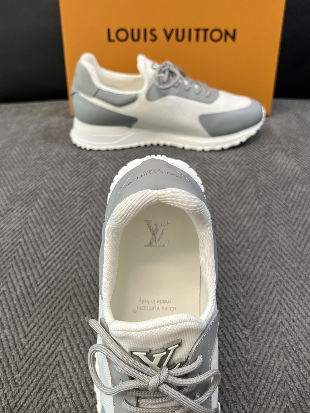 Lv  高品质  顶级工艺品  路易威登，运动板鞋专柜同步，鞋面意大利进口飞织面料，高品质拼接缤纷色彩复杂工艺品，进口牛