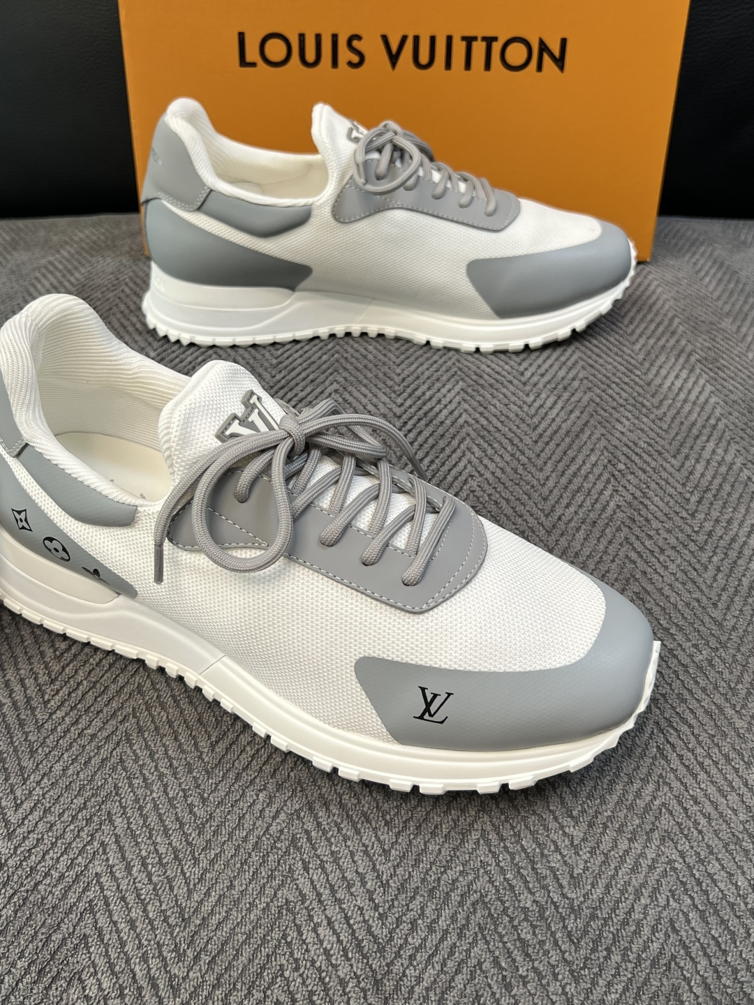 Lv  高品质  顶级工艺品  路易威登，运动板鞋专柜同步，鞋面意大利进口飞织面料，高品质拼接缤纷色彩复杂工艺品，进口牛