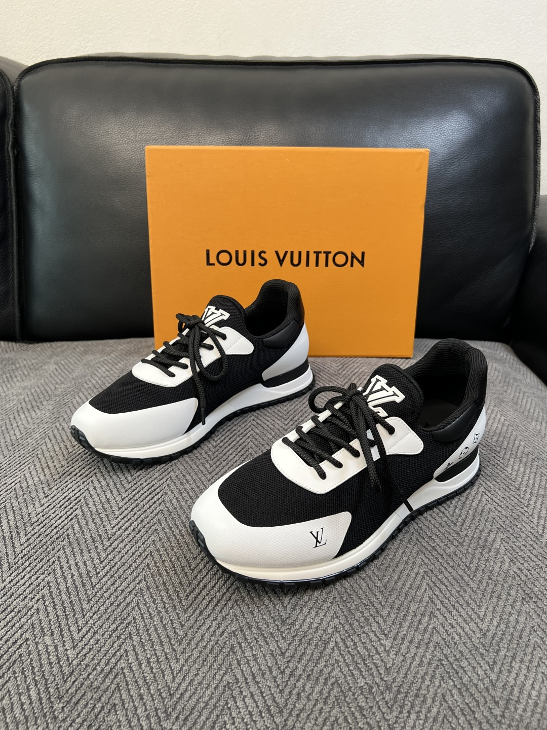 Lv  高品质  顶级工艺品  路易威登，运动板鞋专柜同步，鞋面意大利进口飞织面料，高品质拼接缤纷色彩复杂工艺品，进口牛
