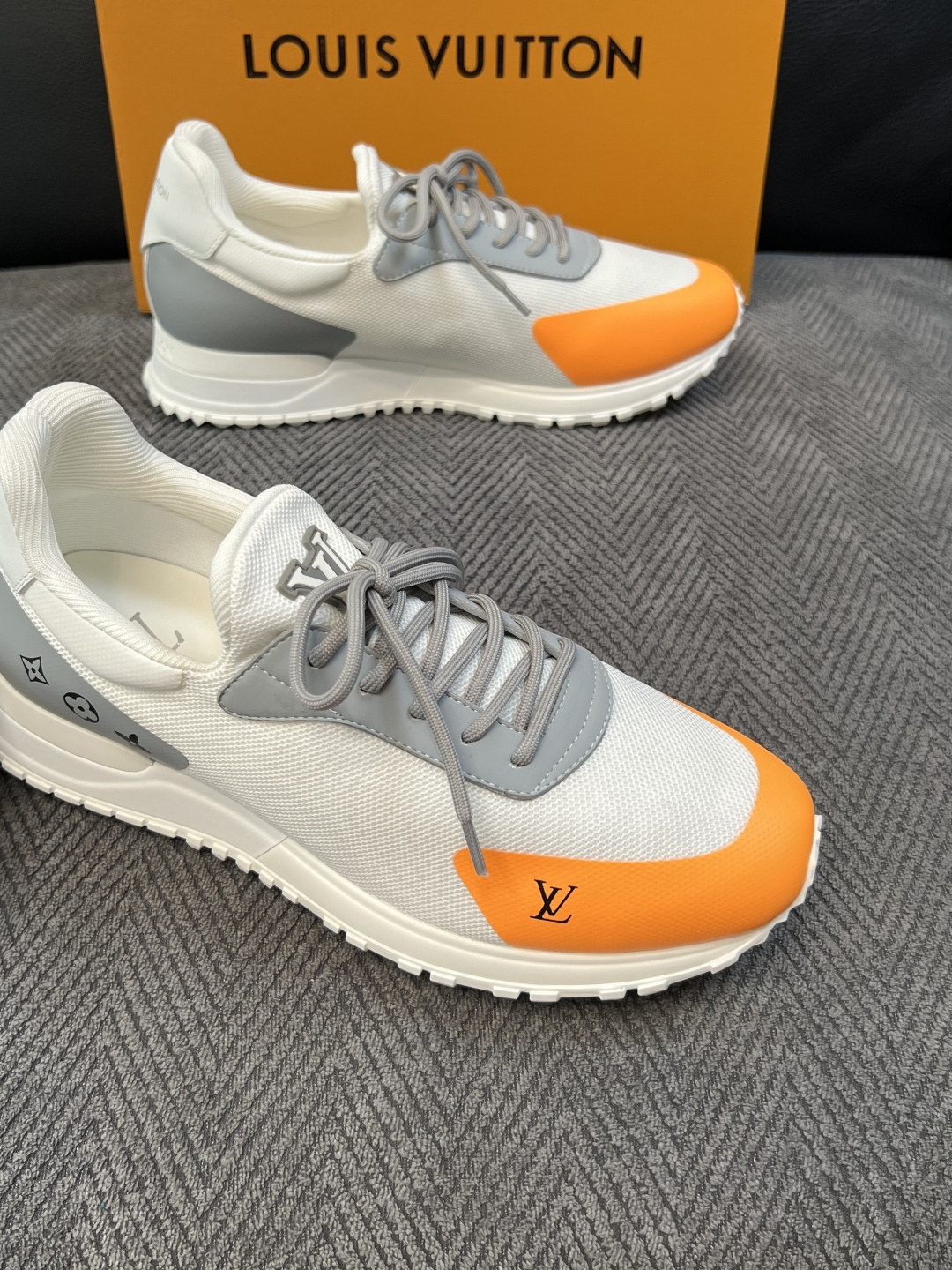 Lv  高品质  顶级工艺品  路易威登，运动板鞋专柜同步，鞋面意大利进口飞织面料，高品质拼接缤纷色彩复杂工艺品，进口牛