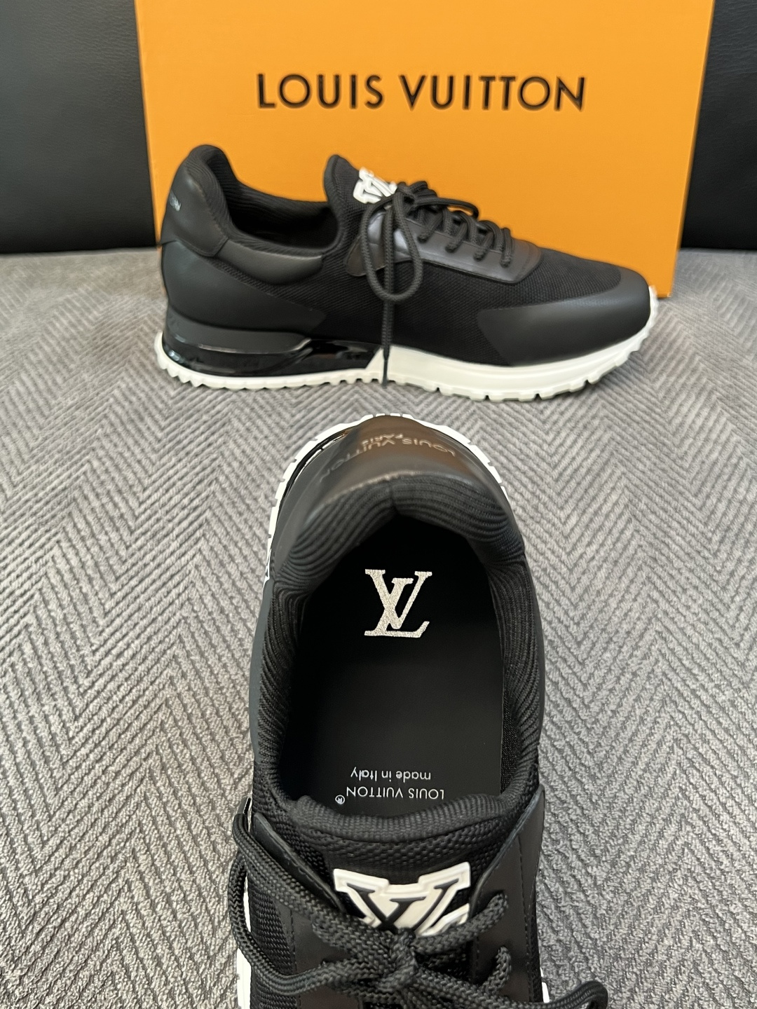 Lv  高品质  顶级工艺品  路易威登，运动板鞋专柜同步，鞋面意大利进口飞织面料，高品质拼接缤纷色彩复杂工艺品，进口牛