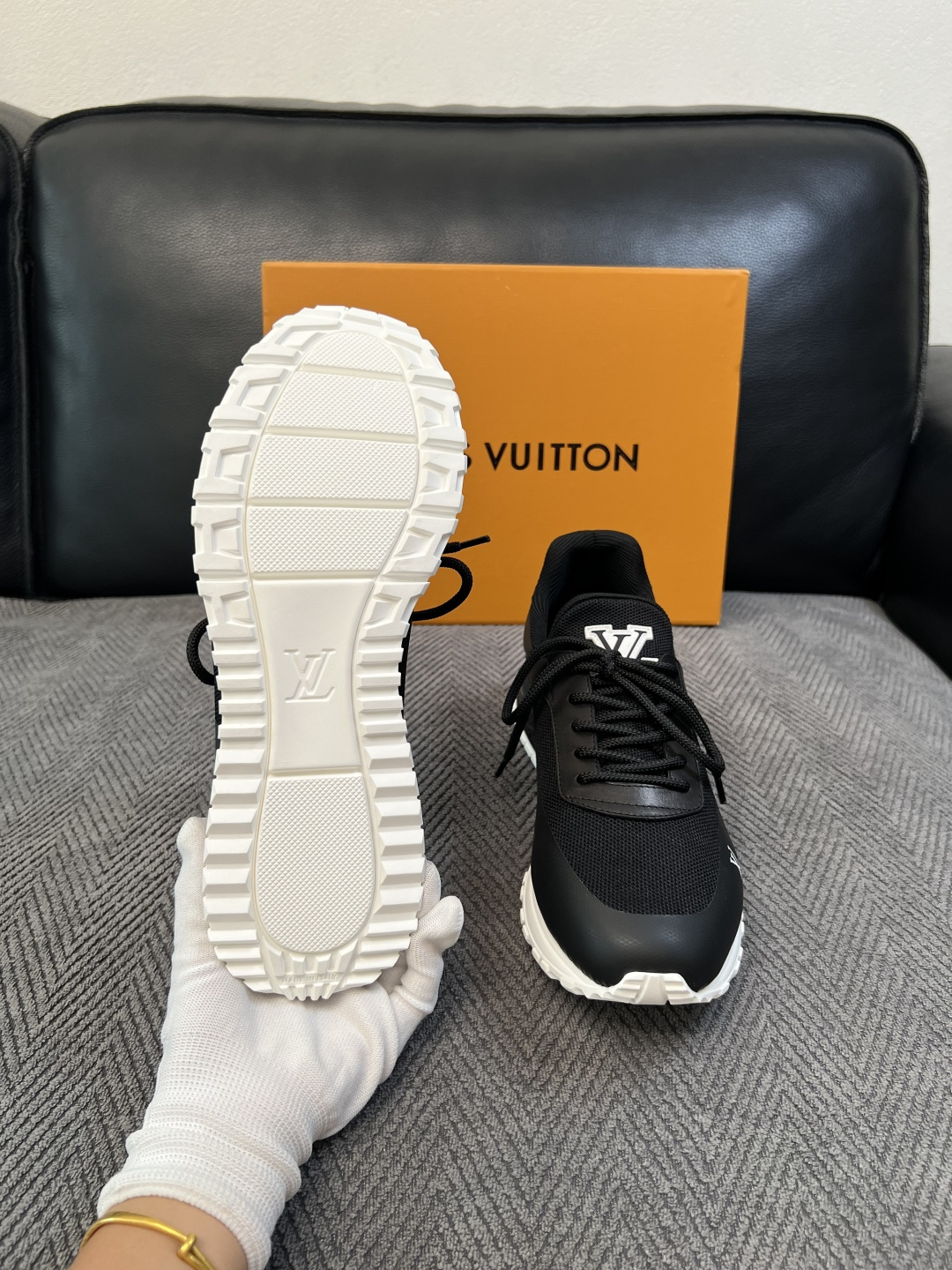 Lv  高品质  顶级工艺品  路易威登，运动板鞋专柜同步，鞋面意大利进口飞织面料，高品质拼接缤纷色彩复杂工艺品，进口牛