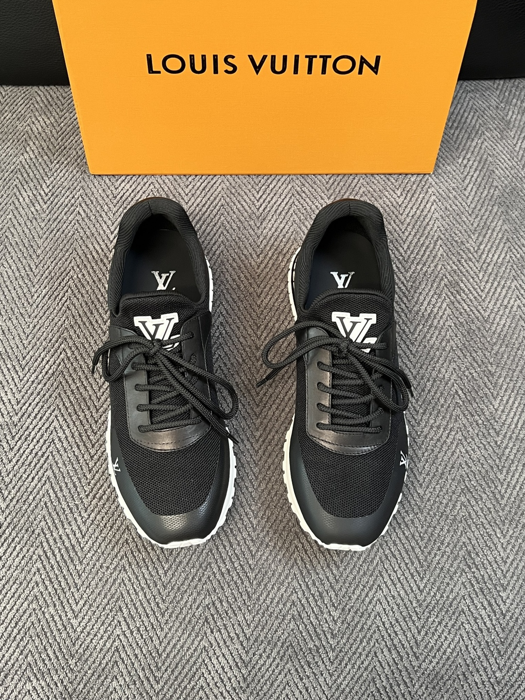 Lv  高品质  顶级工艺品  路易威登，运动板鞋专柜同步，鞋面意大利进口飞织面料，高品质拼接缤纷色彩复杂工艺品，进口牛