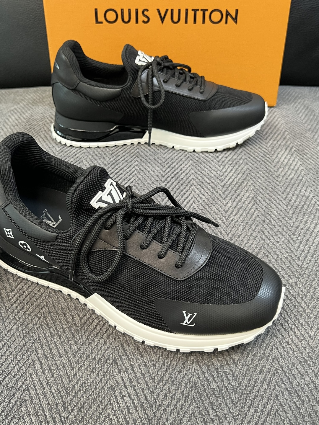 Lv  高品质  顶级工艺品  路易威登，运动板鞋专柜同步，鞋面意大利进口飞织面料，高品质拼接缤纷色彩复杂工艺品，进口牛