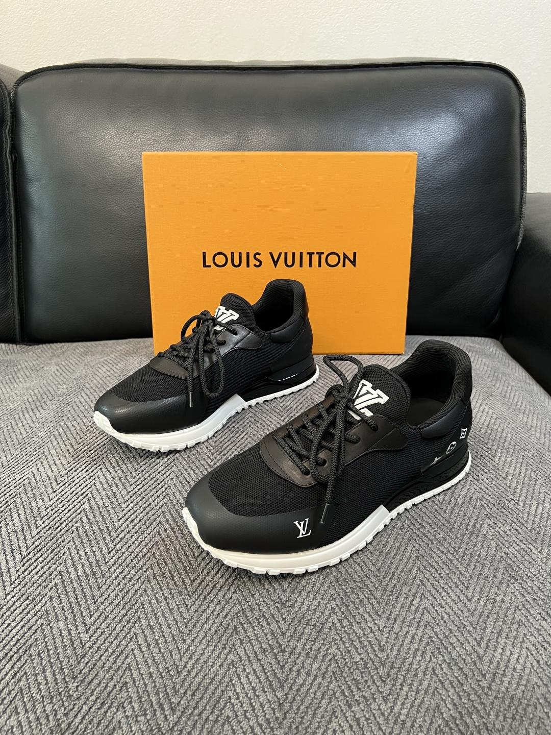 Lv  高品质  顶级工艺品  路易威登，运动板鞋专柜同步，鞋面意大利进口飞织面料，高品质拼接缤纷色彩复杂工艺品，进口牛