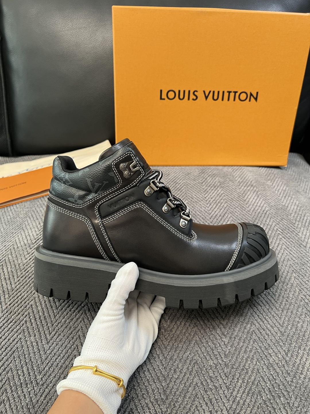 Lv  高品质  顶级工艺品  路易威登，高帮靴子专柜同步，鞋面意大利进口，高品质拼接缤纷色彩复杂工艺品，进口水染牛里 