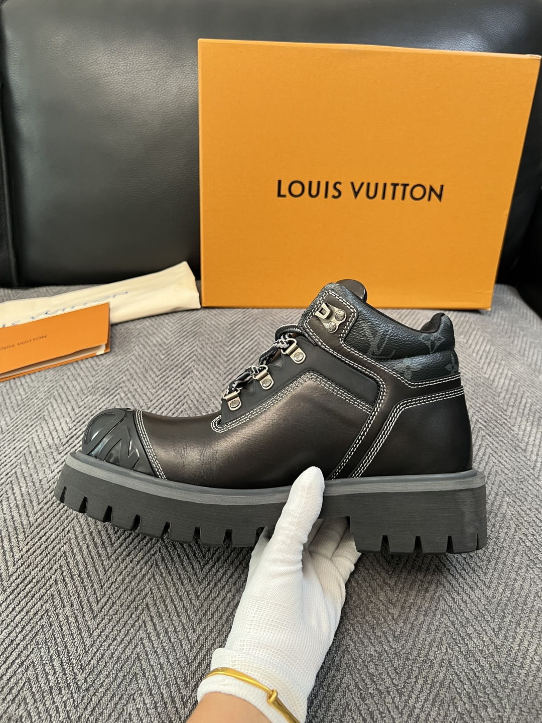 Lv  高品质  顶级工艺品  路易威登，高帮靴子专柜同步，鞋面意大利进口，高品质拼接缤纷色彩复杂工艺品，进口水染牛里 