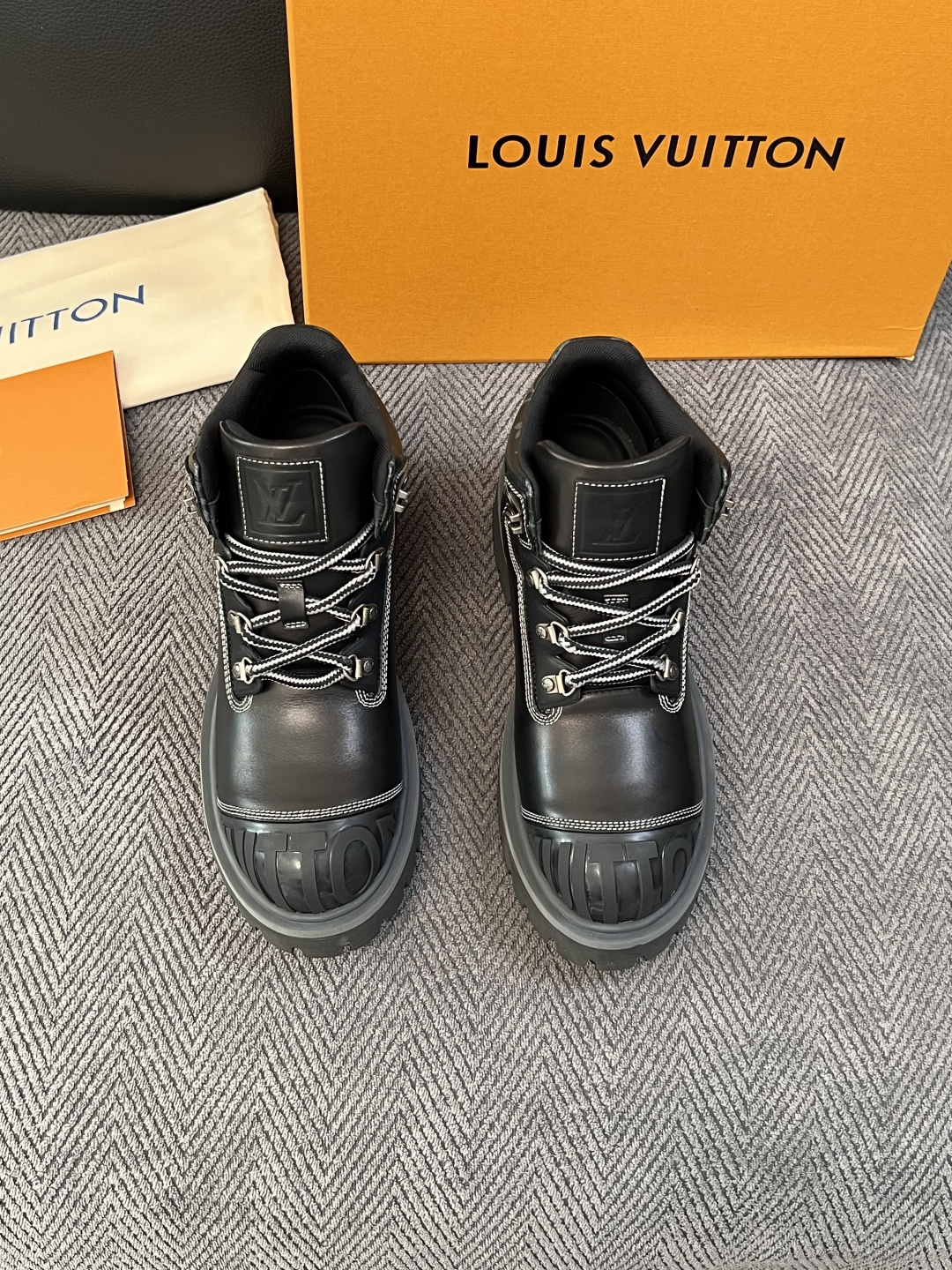 Lv  高品质  顶级工艺品  路易威登，高帮靴子专柜同步，鞋面意大利进口，高品质拼接缤纷色彩复杂工艺品，进口水染牛里 