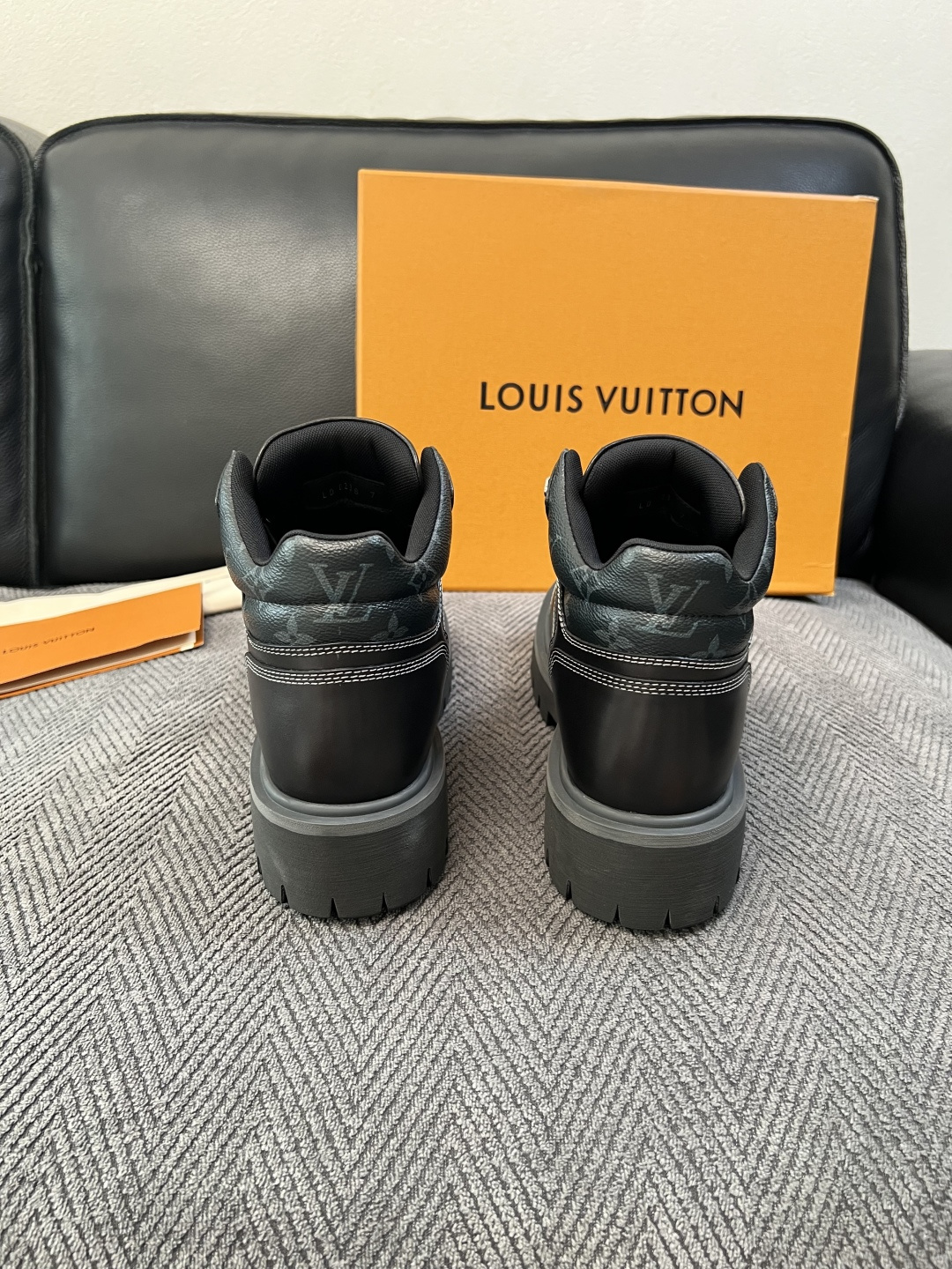 Lv  高品质  顶级工艺品  路易威登，高帮靴子专柜同步，鞋面意大利进口，高品质拼接缤纷色彩复杂工艺品，进口水染牛里 