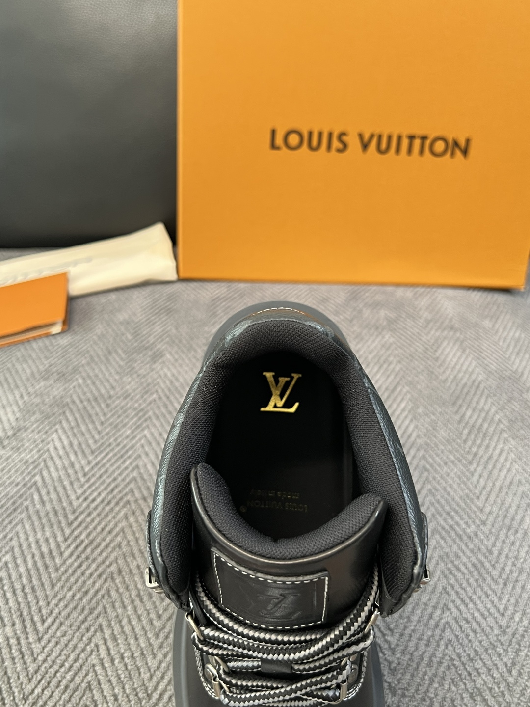 Lv  高品质  顶级工艺品  路易威登，高帮靴子专柜同步，鞋面意大利进口，高品质拼接缤纷色彩复杂工艺品，进口水染牛里 