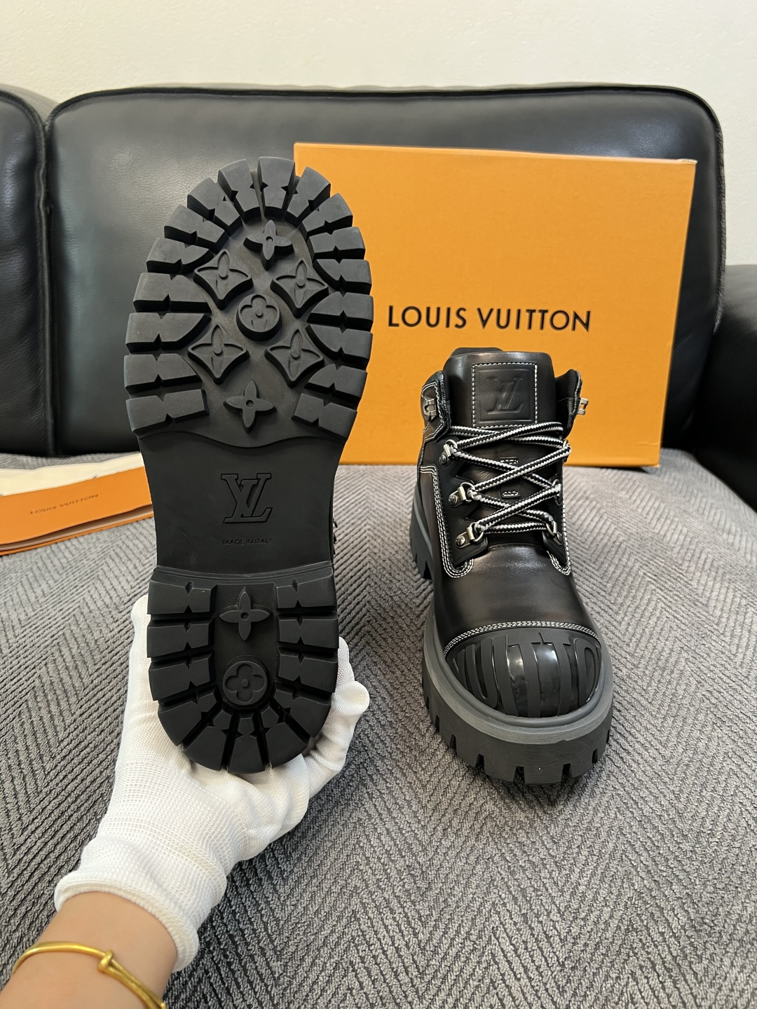 Lv  高品质  顶级工艺品  路易威登，高帮靴子专柜同步，鞋面意大利进口，高品质拼接缤纷色彩复杂工艺品，进口水染牛里 