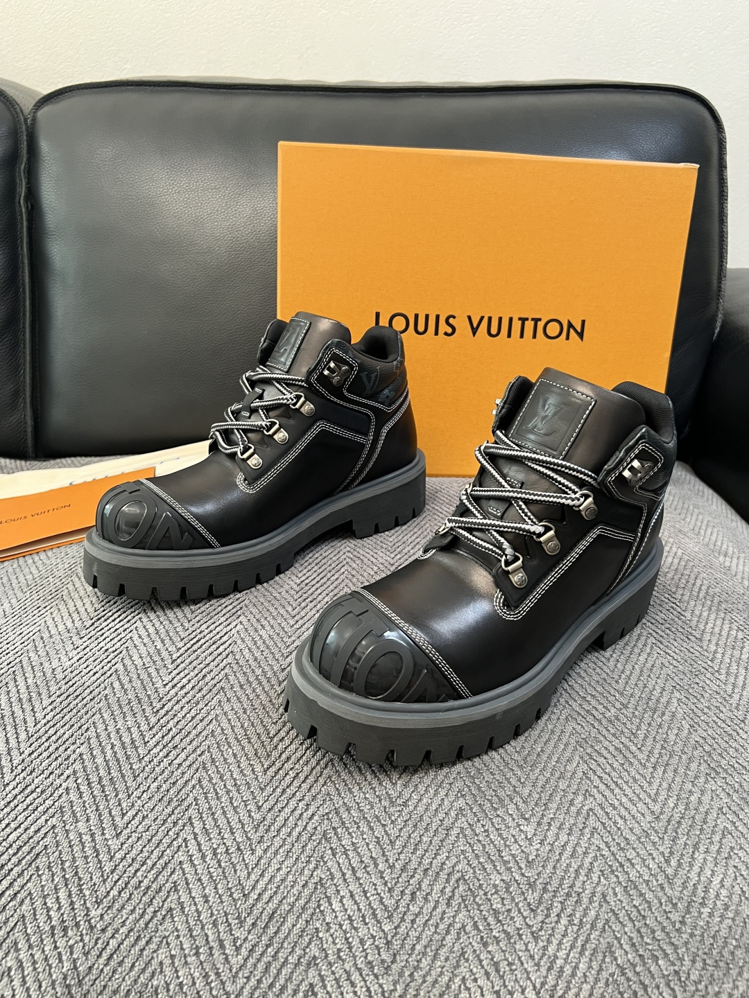 Lv  高品质  顶级工艺品  路易威登，高帮靴子专柜同步，鞋面意大利进口，高品质拼接缤纷色彩复杂工艺品，进口水染牛里 