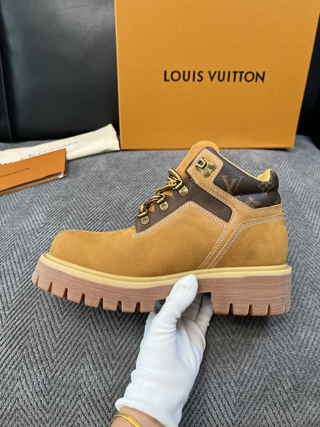Lv  高品质  顶级工艺品  路易威登，高帮靴子专柜同步，鞋面意大利进口，高品质拼接缤纷色彩复杂工艺品，进口水染牛里 