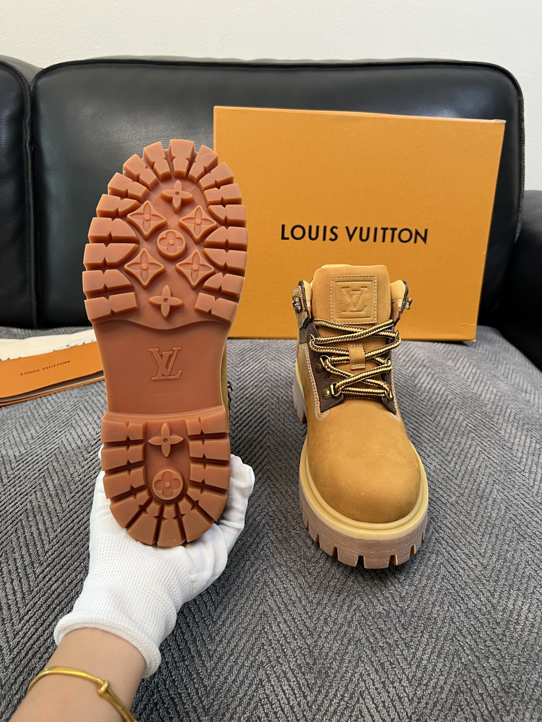 Lv  高品质  顶级工艺品  路易威登，高帮靴子专柜同步，鞋面意大利进口，高品质拼接缤纷色彩复杂工艺品，进口水染牛里 