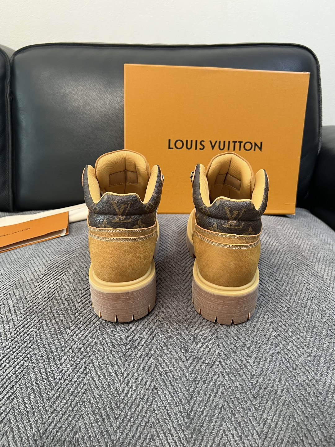 Lv  高品质  顶级工艺品  路易威登，高帮靴子专柜同步，鞋面意大利进口，高品质拼接缤纷色彩复杂工艺品，进口水染牛里 