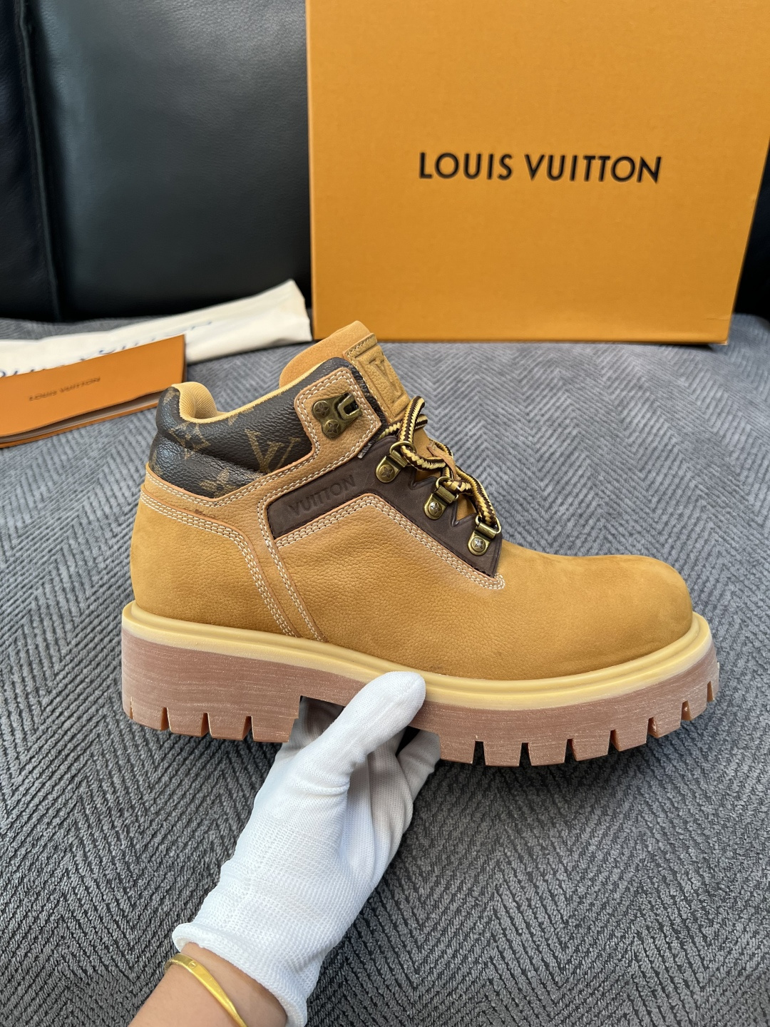 Lv  高品质  顶级工艺品  路易威登，高帮靴子专柜同步，鞋面意大利进口，高品质拼接缤纷色彩复杂工艺品，进口水染牛里 