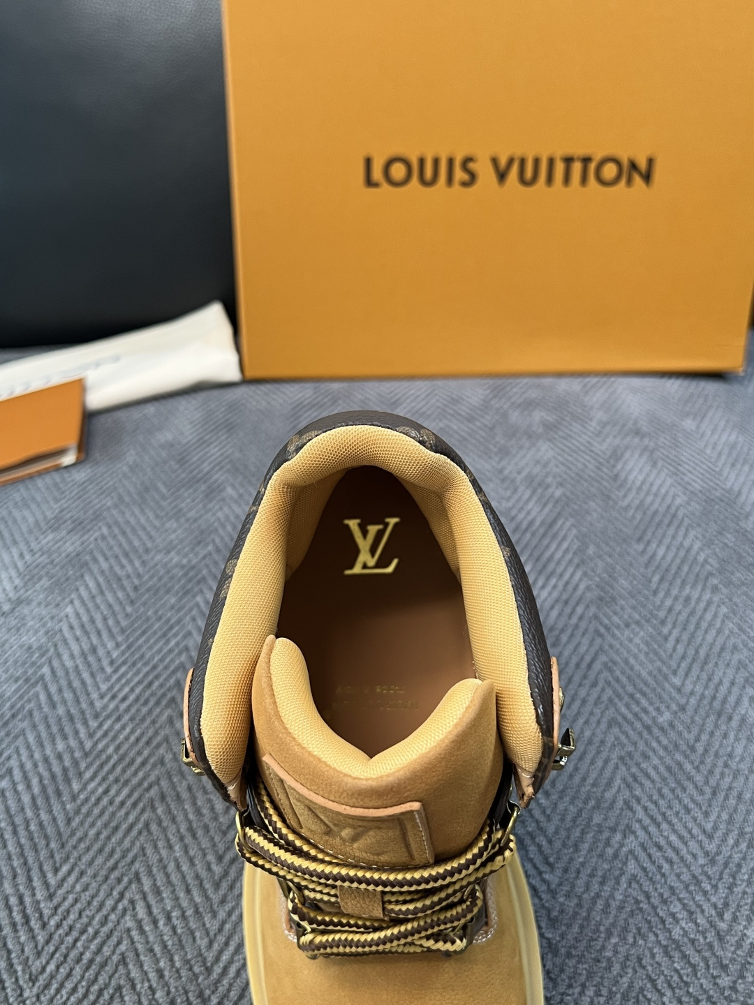 Lv  高品质  顶级工艺品  路易威登，高帮靴子专柜同步，鞋面意大利进口，高品质拼接缤纷色彩复杂工艺品，进口水染牛里 