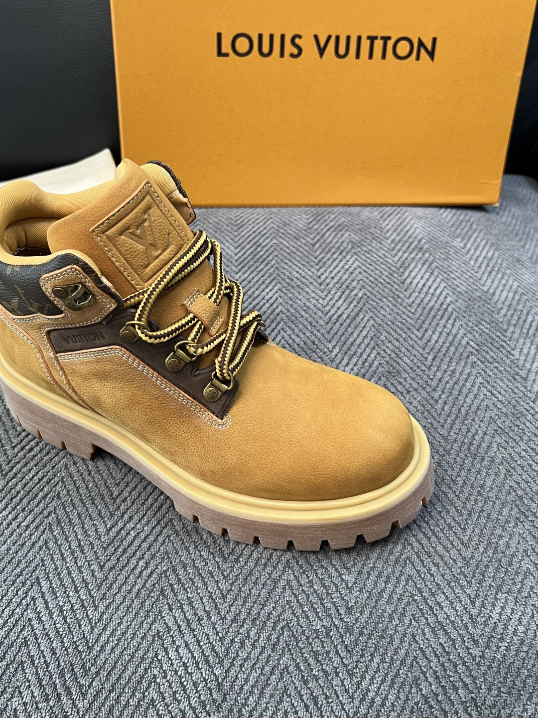 Lv  高品质  顶级工艺品  路易威登，高帮靴子专柜同步，鞋面意大利进口，高品质拼接缤纷色彩复杂工艺品，进口水染牛里 