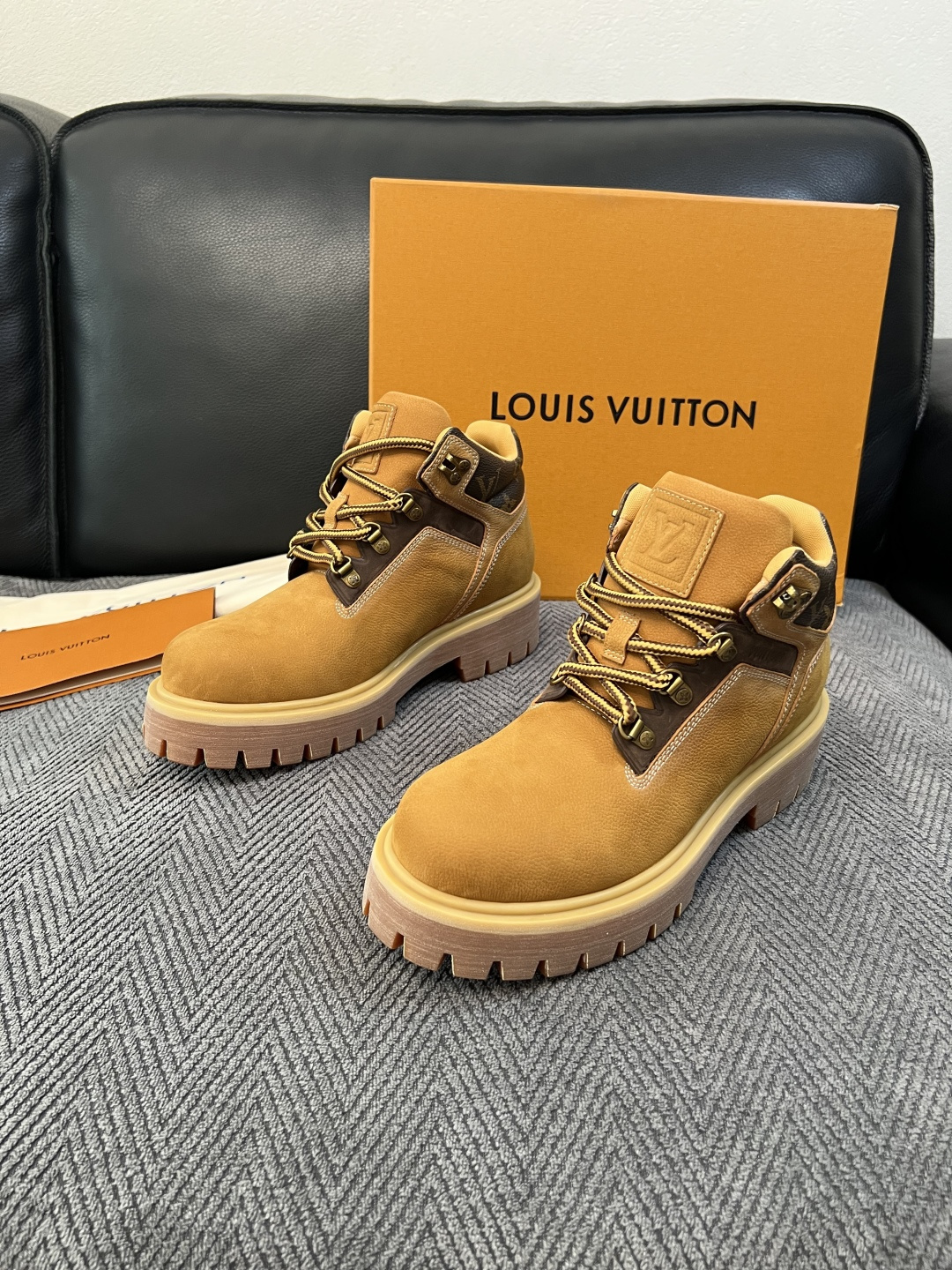 Lv  高品质  顶级工艺品  路易威登，高帮靴子专柜同步，鞋面意大利进口，高品质拼接缤纷色彩复杂工艺品，进口水染牛里 