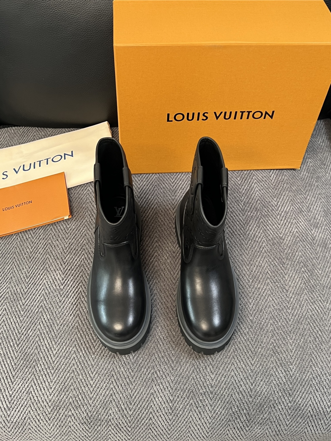 Lv  高品质  顶级工艺品  路易威登，高帮靴子专柜同步，鞋面意大利进口，高品质拼接缤纷色彩复杂工艺品，进口水染牛里 