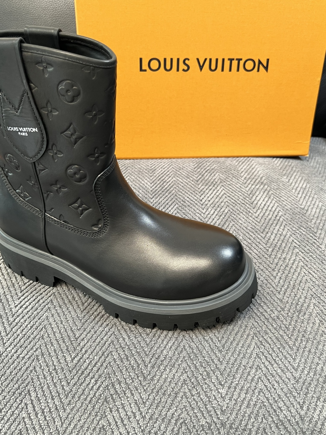 Lv  高品质  顶级工艺品  路易威登，高帮靴子专柜同步，鞋面意大利进口，高品质拼接缤纷色彩复杂工艺品，进口水染牛里 