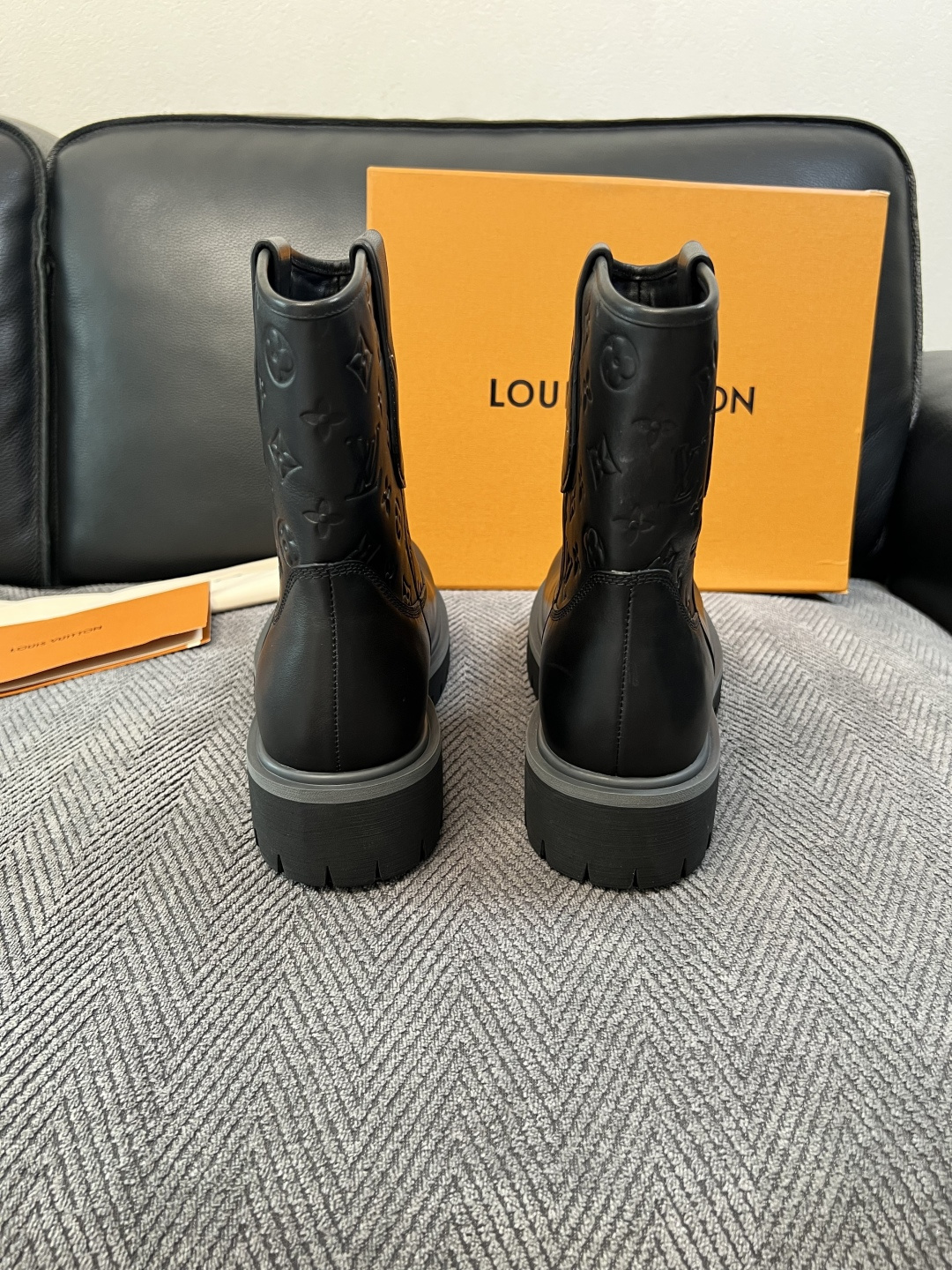 Lv  高品质  顶级工艺品  路易威登，高帮靴子专柜同步，鞋面意大利进口，高品质拼接缤纷色彩复杂工艺品，进口水染牛里 