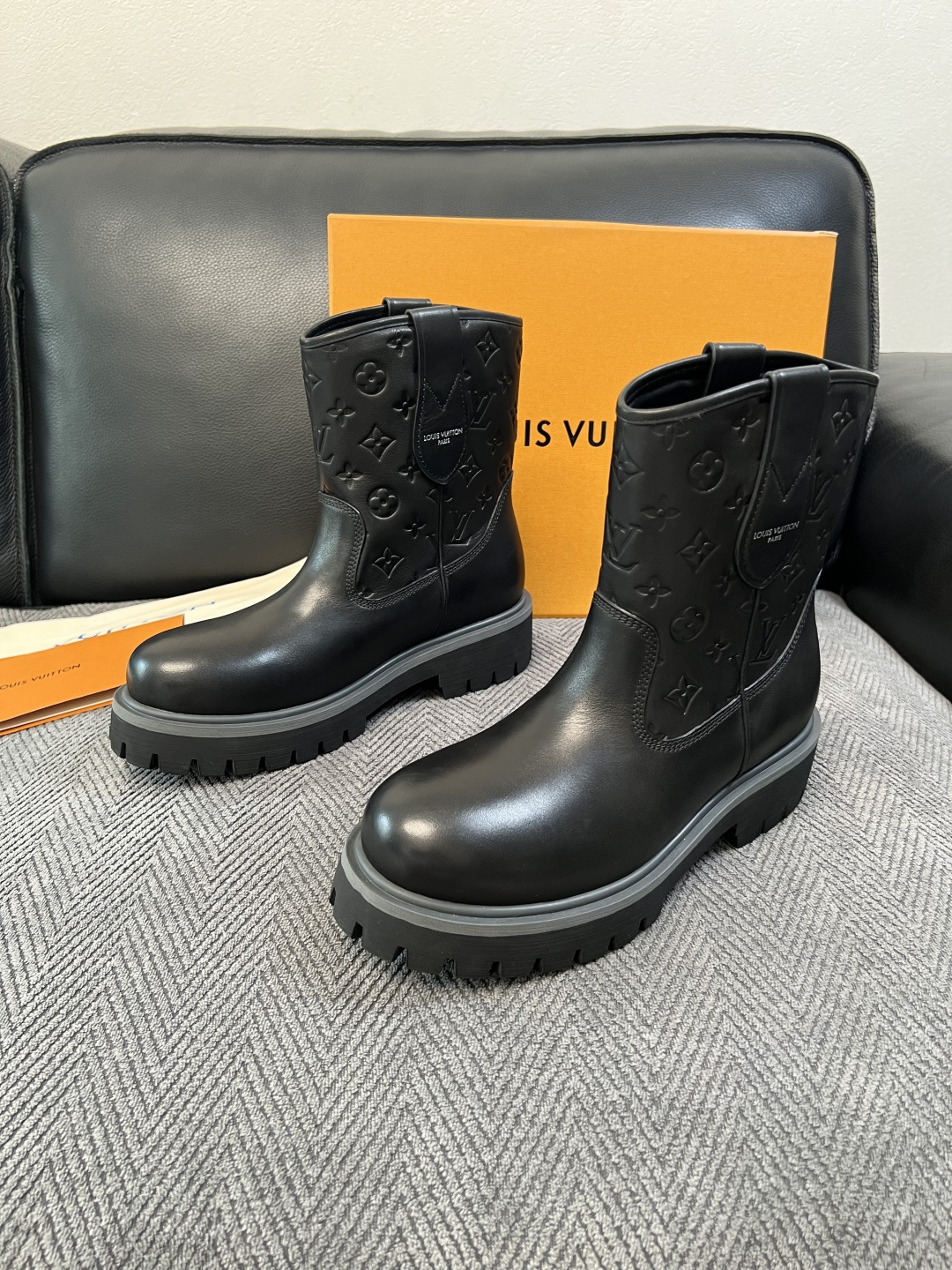 Lv  高品质  顶级工艺品  路易威登，高帮靴子专柜同步，鞋面意大利进口，高品质拼接缤纷色彩复杂工艺品，进口水染牛里 