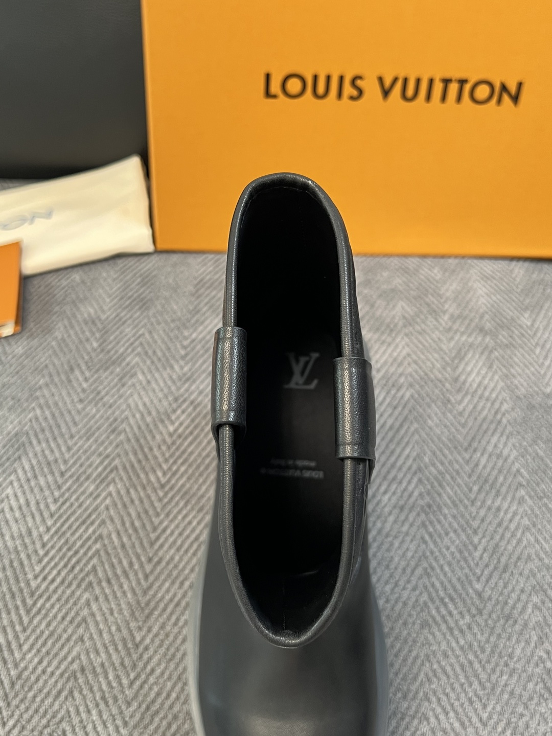 Lv  高品质  顶级工艺品  路易威登，高帮靴子专柜同步，鞋面意大利进口，高品质拼接缤纷色彩复杂工艺品，进口水染牛里 