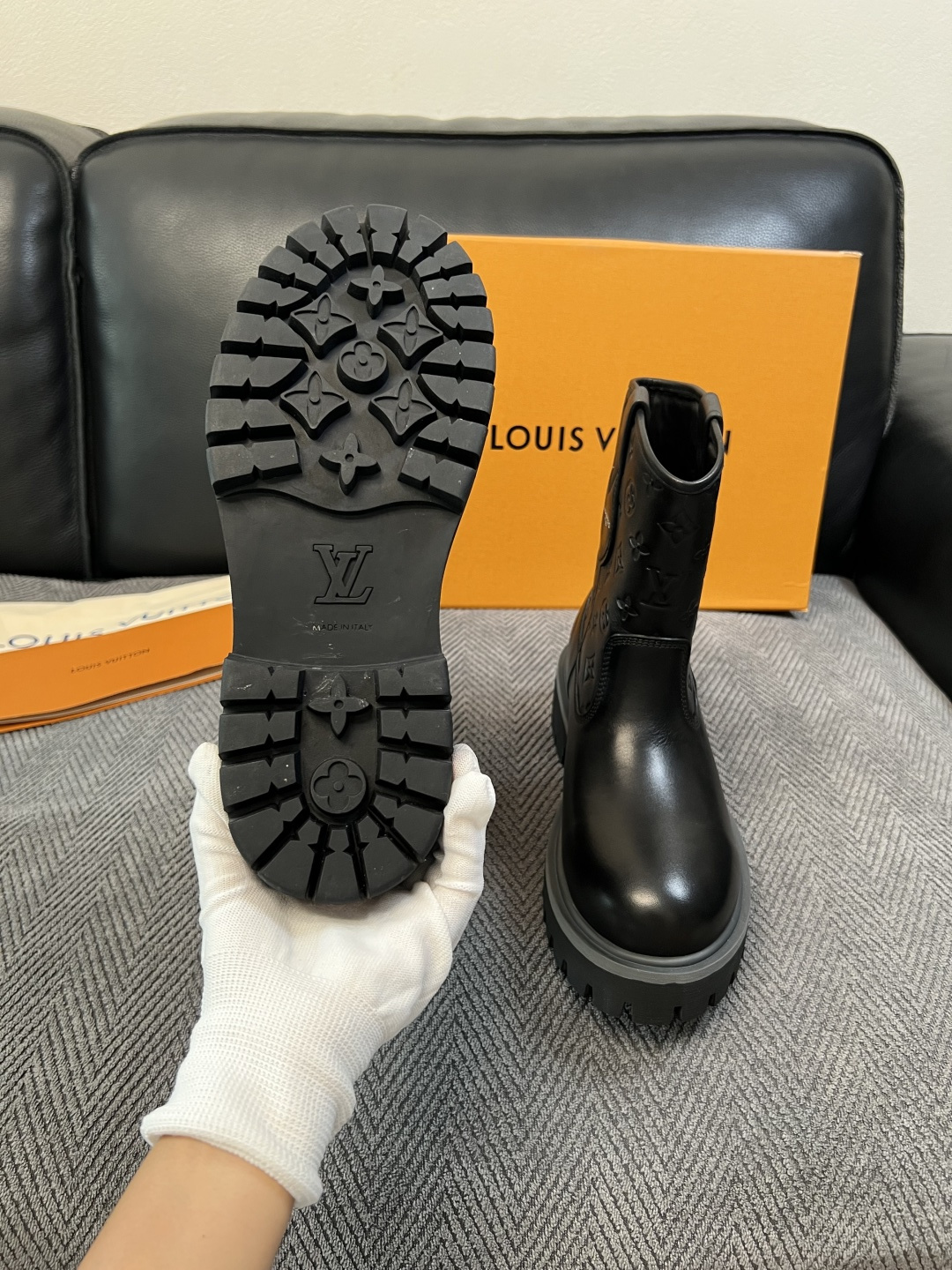 Lv  高品质  顶级工艺品  路易威登，高帮靴子专柜同步，鞋面意大利进口，高品质拼接缤纷色彩复杂工艺品，进口水染牛里 