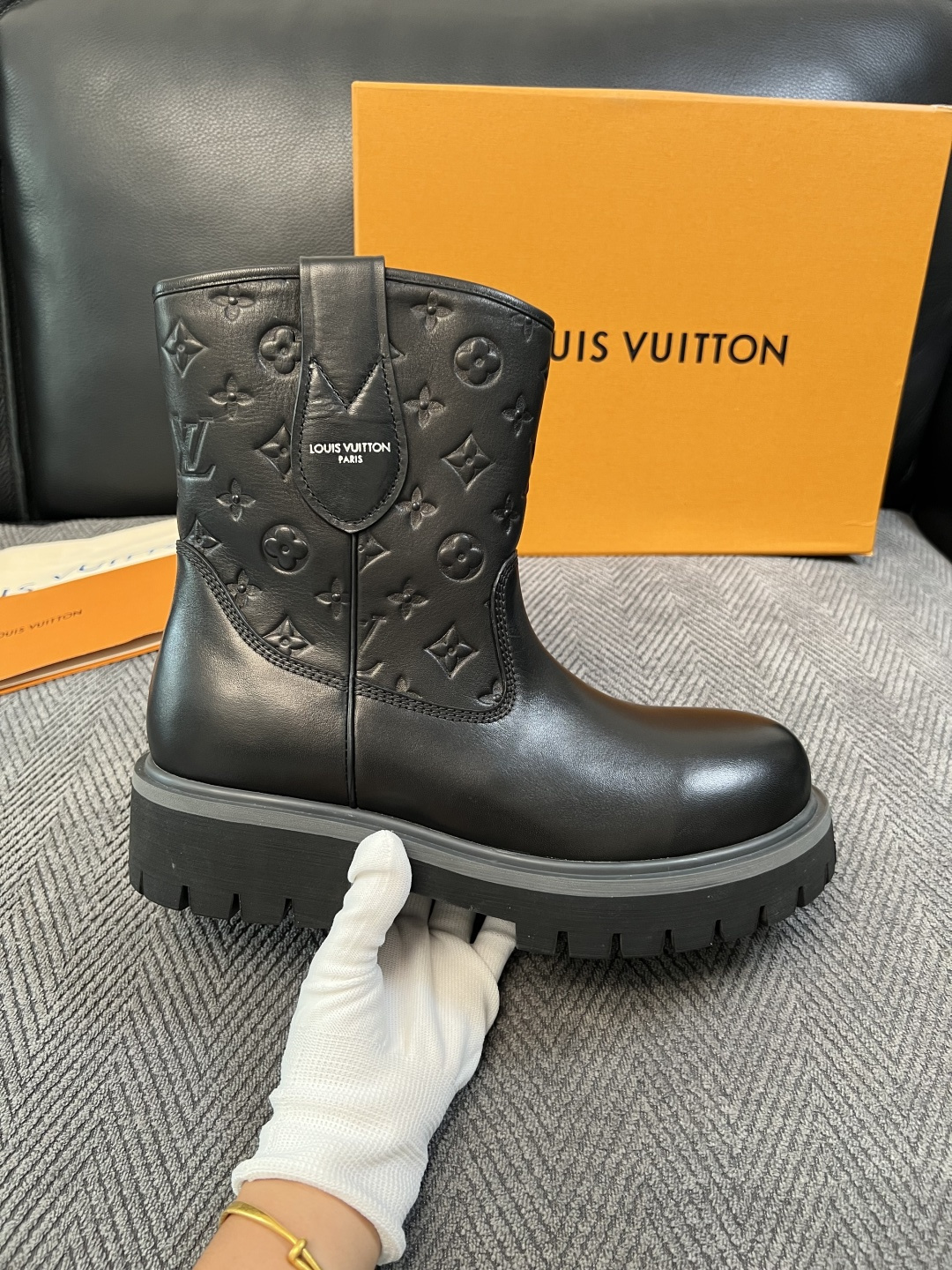Lv  高品质  顶级工艺品  路易威登，高帮靴子专柜同步，鞋面意大利进口，高品质拼接缤纷色彩复杂工艺品，进口水染牛里 
