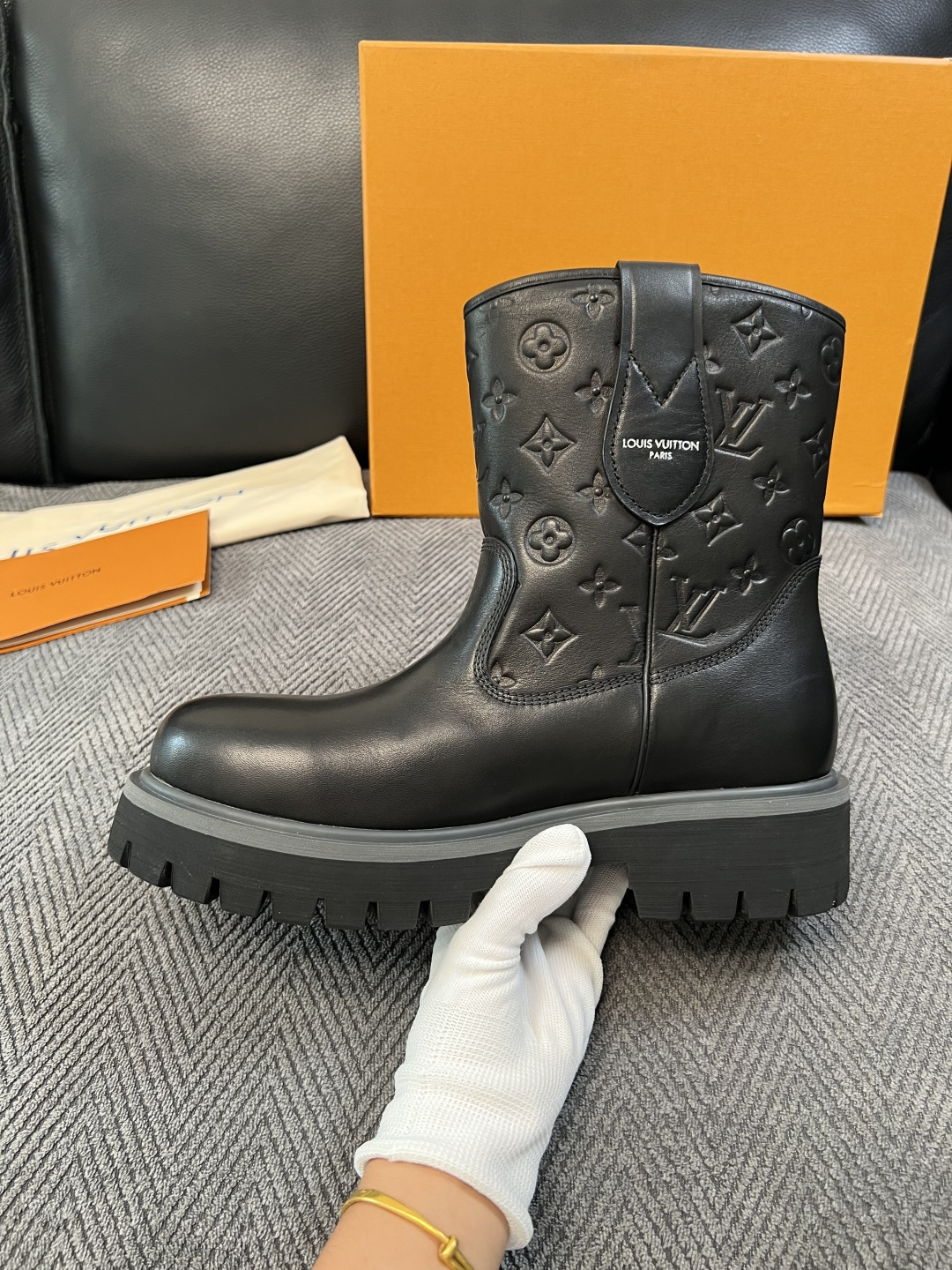 Lv  高品质  顶级工艺品  路易威登，高帮靴子专柜同步，鞋面意大利进口，高品质拼接缤纷色彩复杂工艺品，进口水染牛里 