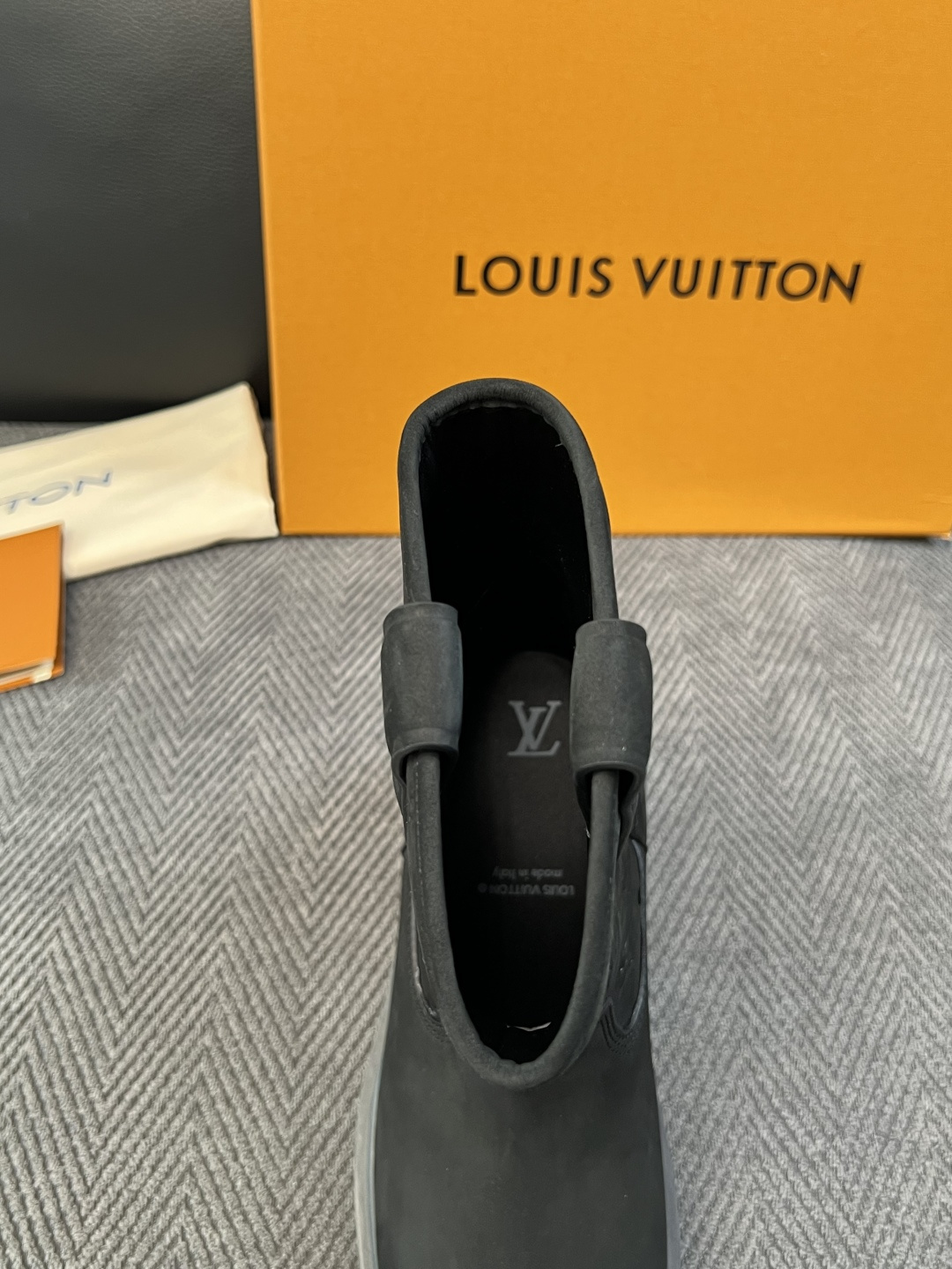 Lv  高品质  顶级工艺品  路易威登，高帮靴子专柜同步，鞋面意大利进口，高品质拼接缤纷色彩复杂工艺品，进口水染牛里 