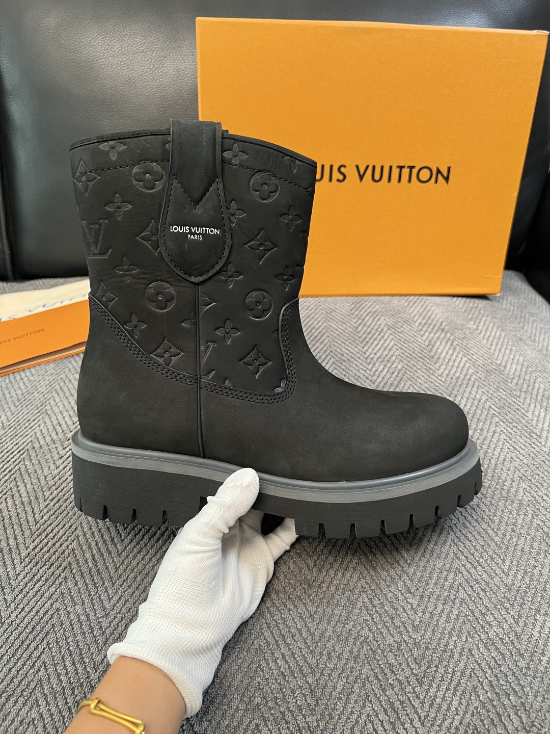 Lv  高品质  顶级工艺品  路易威登，高帮靴子专柜同步，鞋面意大利进口，高品质拼接缤纷色彩复杂工艺品，进口水染牛里 