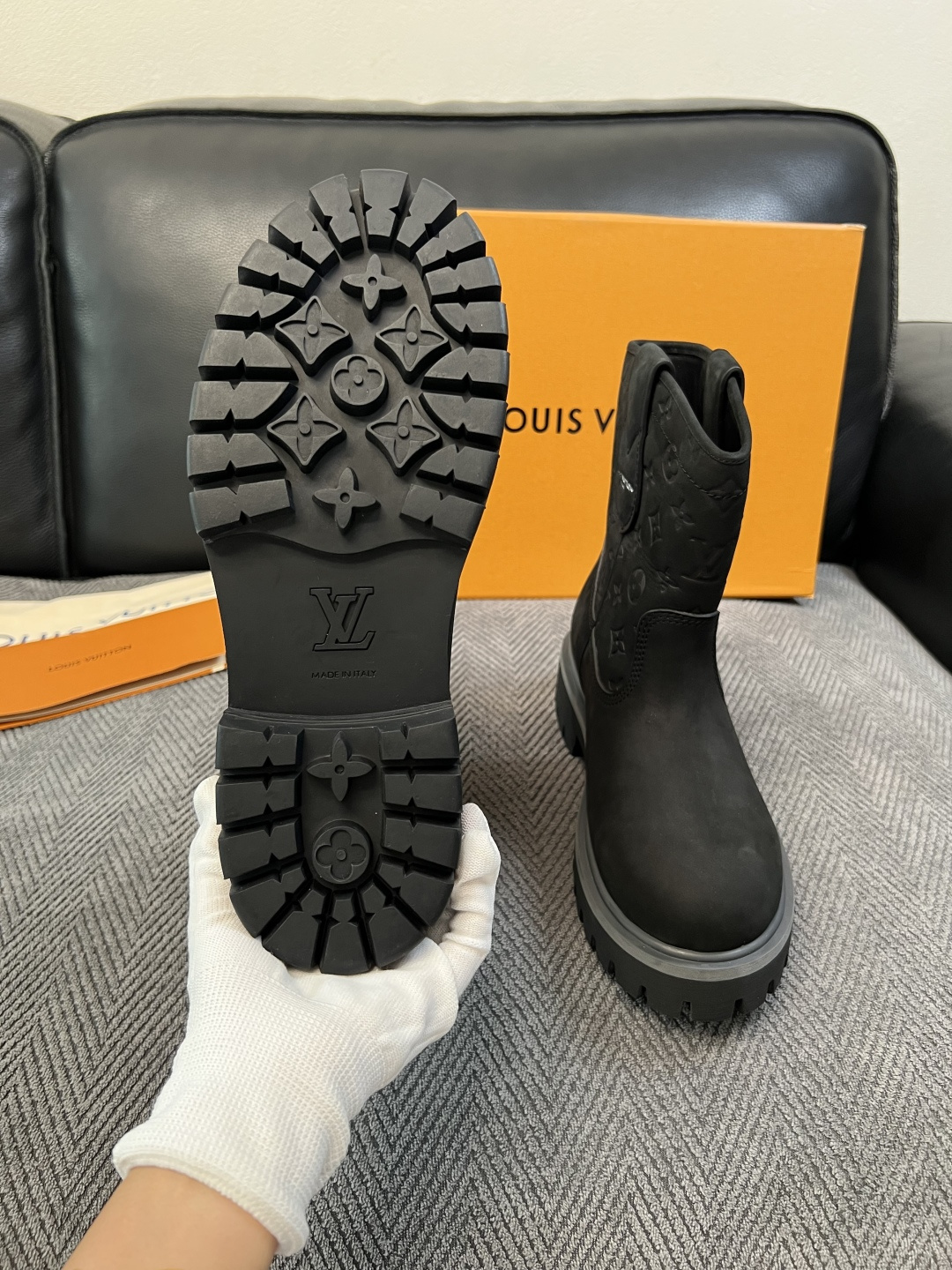 Lv  高品质  顶级工艺品  路易威登，高帮靴子专柜同步，鞋面意大利进口，高品质拼接缤纷色彩复杂工艺品，进口水染牛里 