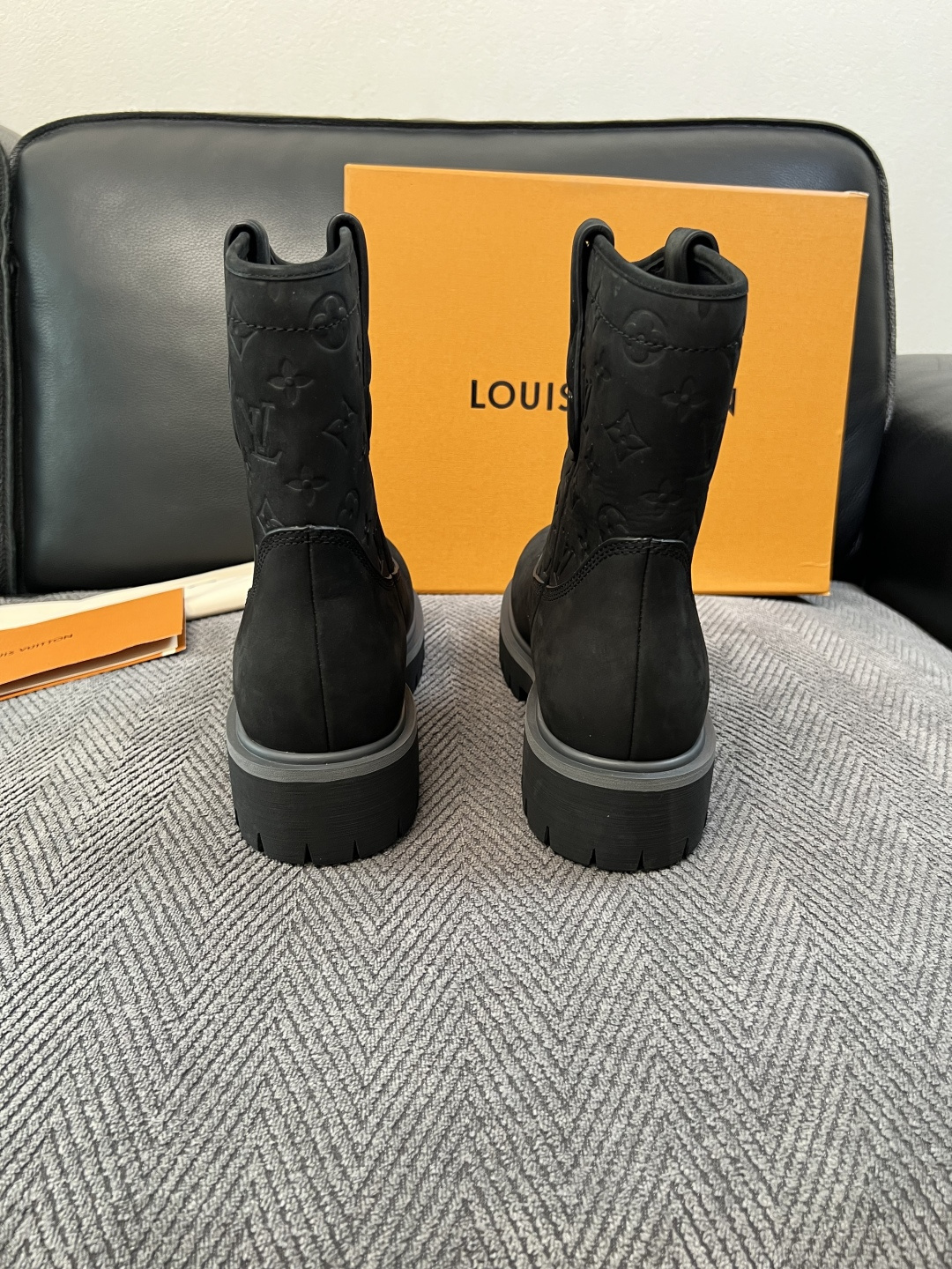 Lv  高品质  顶级工艺品  路易威登，高帮靴子专柜同步，鞋面意大利进口，高品质拼接缤纷色彩复杂工艺品，进口水染牛里 