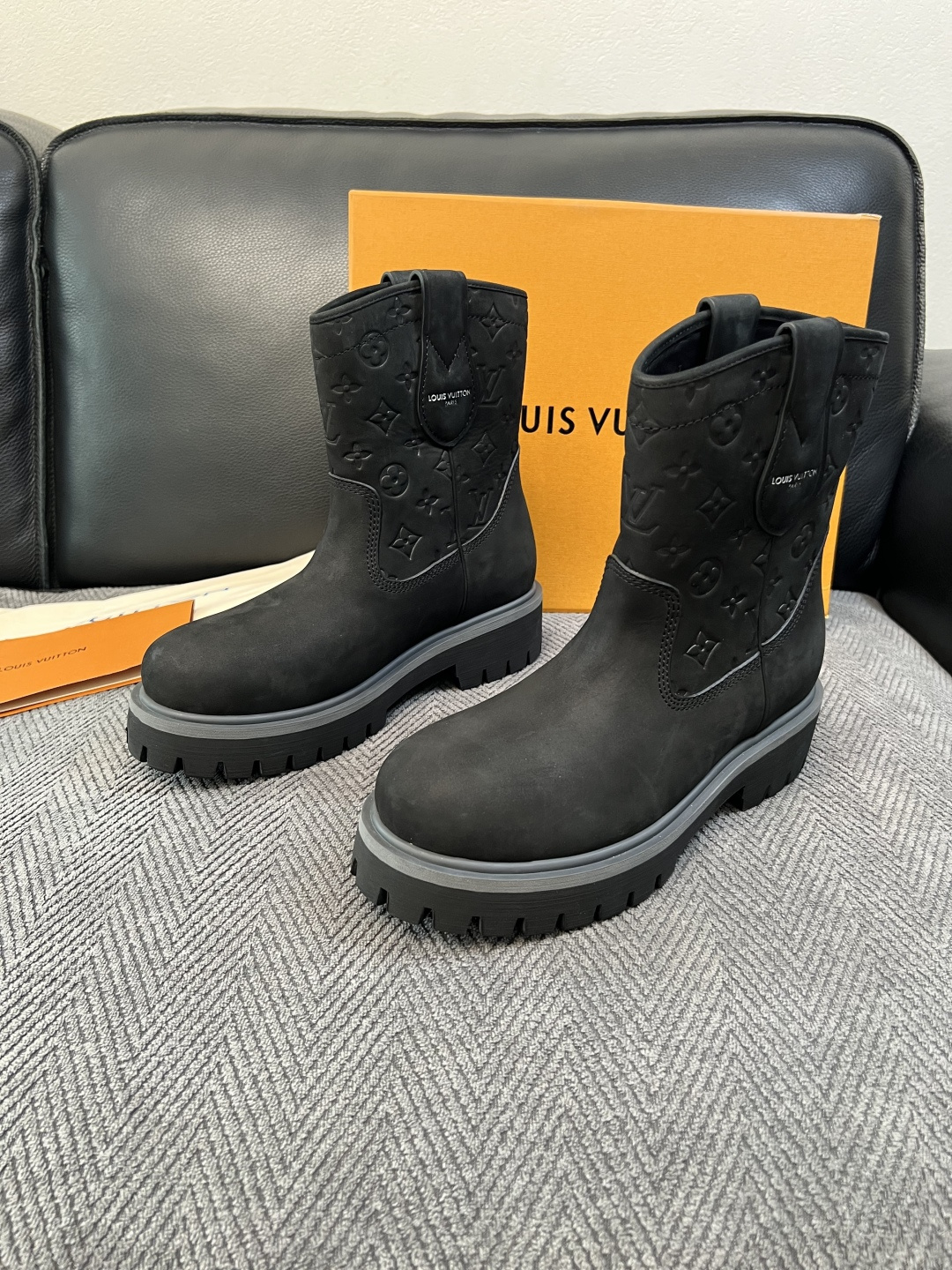 Lv  高品质  顶级工艺品  路易威登，高帮靴子专柜同步，鞋面意大利进口，高品质拼接缤纷色彩复杂工艺品，进口水染牛里 