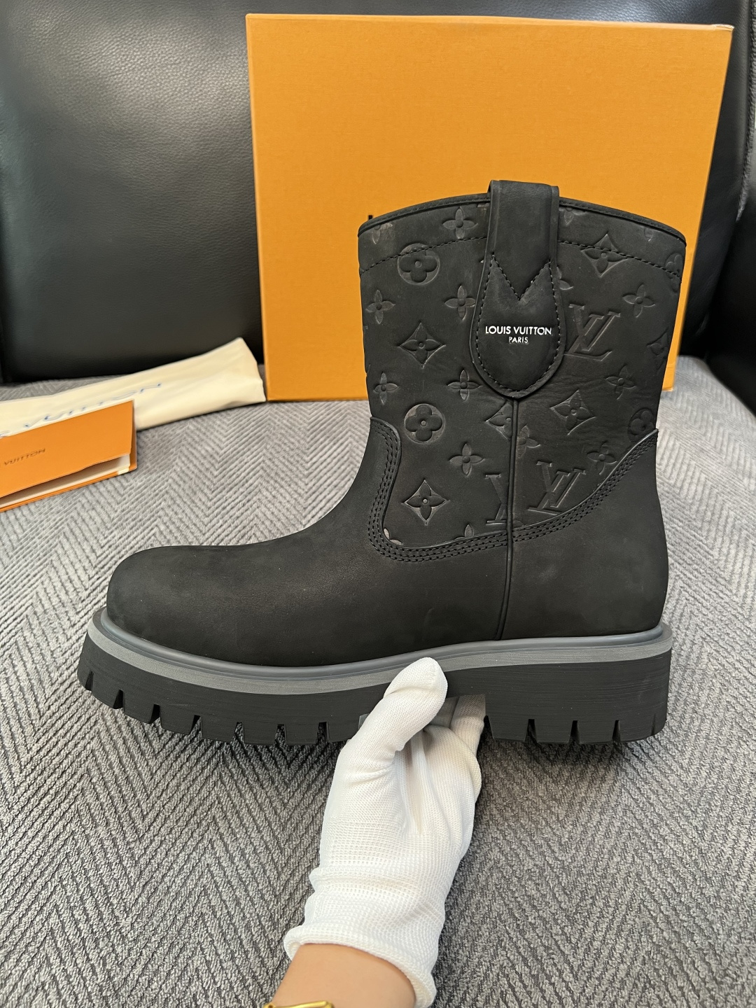 Lv  高品质  顶级工艺品  路易威登，高帮靴子专柜同步，鞋面意大利进口，高品质拼接缤纷色彩复杂工艺品，进口水染牛里 
