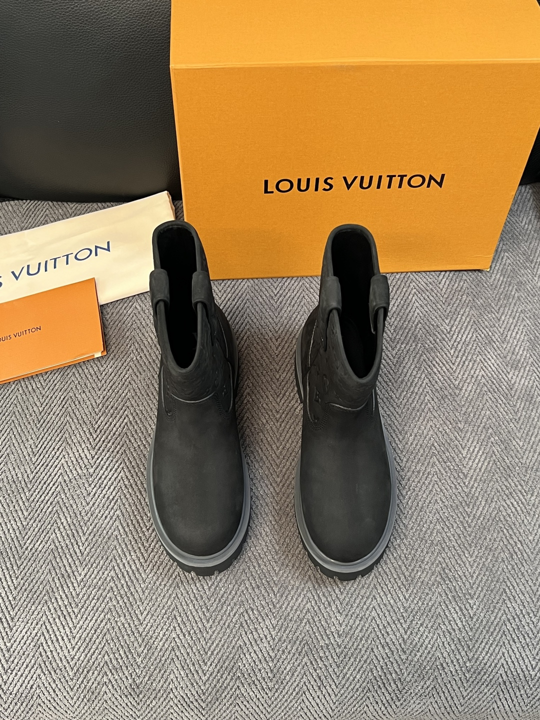 Lv  高品质  顶级工艺品  路易威登，高帮靴子专柜同步，鞋面意大利进口，高品质拼接缤纷色彩复杂工艺品，进口水染牛里 