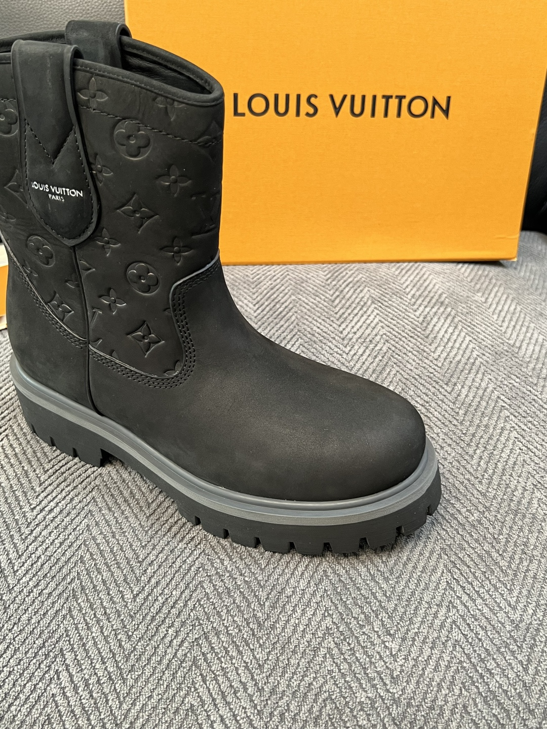 Lv  高品质  顶级工艺品  路易威登，高帮靴子专柜同步，鞋面意大利进口，高品质拼接缤纷色彩复杂工艺品，进口水染牛里 