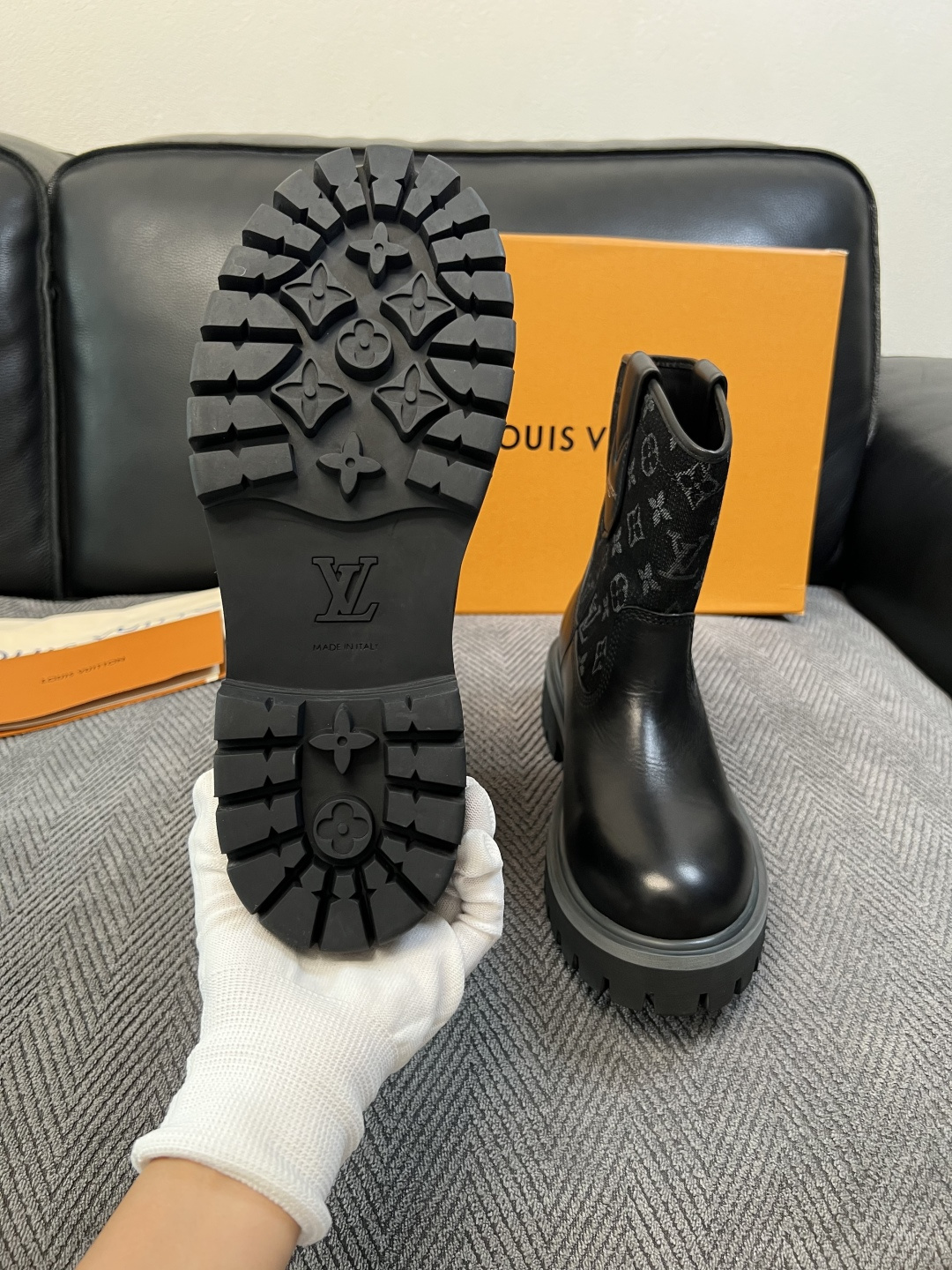 Lv  高品质  顶级工艺品  路易威登，高帮靴子专柜同步，鞋面意大利进口，高品质拼接缤纷色彩复杂工艺品，进口水染牛里 
